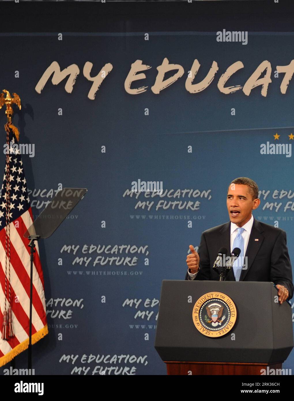 Bildnummer : 53331726 Datum : 08.09.2009 Copyright : imago/Xinhua WASHINGTON, États-Unis le président Barack Obama prononce un discours devant des étudiants de tout le pays à la Wakefield High School à Arlington, dans l'État de Virginie, près de Washington DC, aux États-Unis d'Amérique, le 8 septembre 2009, qui était également le premier jour d'école après les vacances d'été. Le Président a exhorté à maintes reprises les élèves à travailler dur et à rester à l'école. (Xinhua/Jiang Guopeng) (gj) (2)U.S.-WASHINGTON-FIRST SCHOOL DAY-OBAMA PUBLICATIONxNOTxINxCHN People Politik kbdig xub 2009 hoch premiumd o0 Schriftzug o00 USA Bildnummer 53331726 Date 08 Banque D'Images