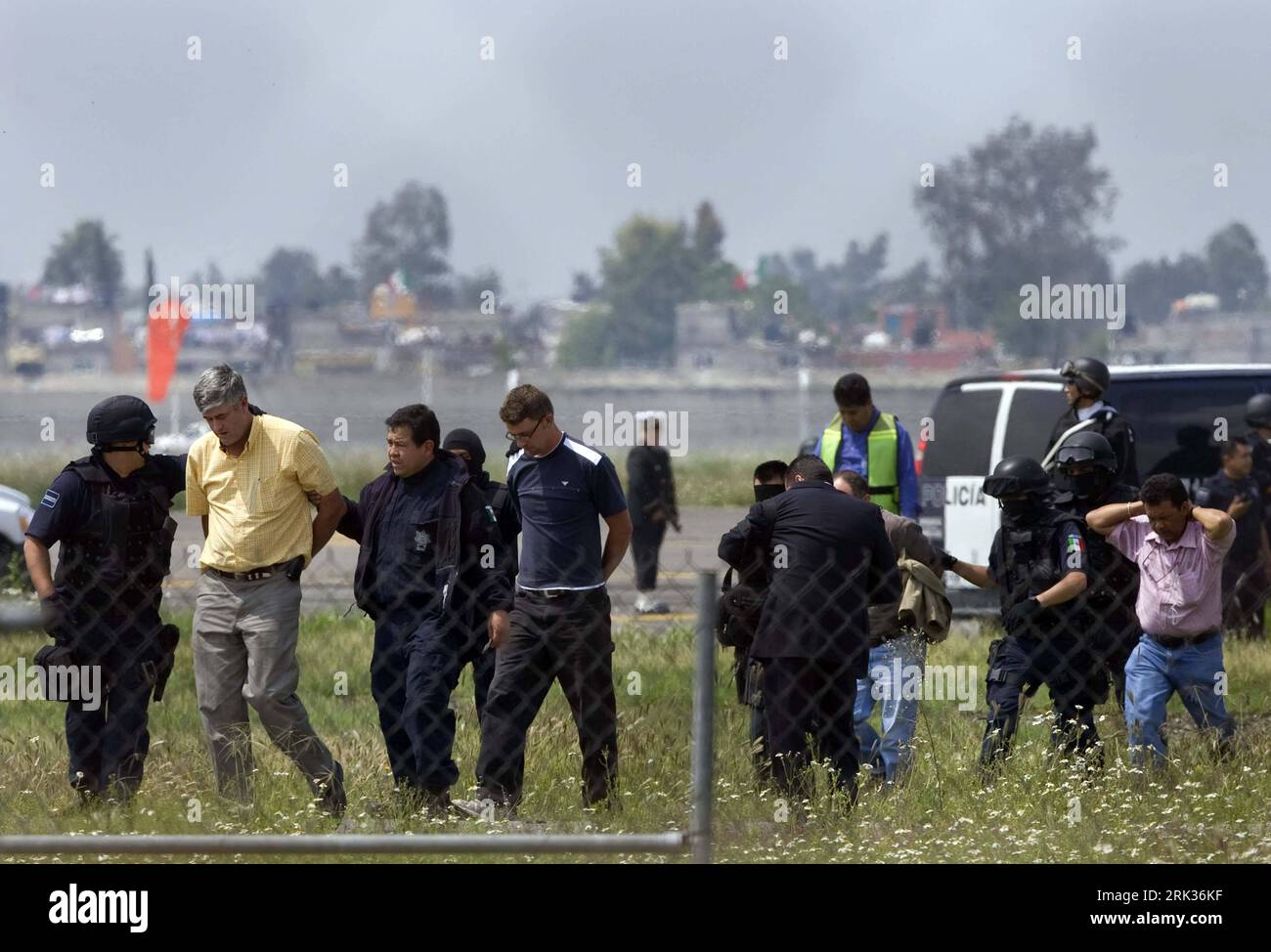 Bildnummer : 53334186 Datum : 09.09.2009 Copyright : imago/Xinhua (090910) -- MEXICO, 10 septembre 2009 (Xinhua) -- la police mexicaine escorte les pirates de l'air à l'aéroport international de Mexico, 9 septembre 2009. Un vol Aeromexico de Cancun avec 104 à bord a été détourné mercredi et a atterri à Mexico. Tous les passagers et l'équipage ont été libérés et les pirates de l'air ont été arrêtés par la police. (Xinhua/David de la Paz) (msq) (8)MEXICO-PLANE-HIJACK PUBLICATIONxNOTxINxCHN Flugzeugentführung Flugzeug Entführung premiumd kbdig xng 2009 quer o0 Entführer, Geiselnehmer o00 Verhaftung, Festnahme Bi Banque D'Images