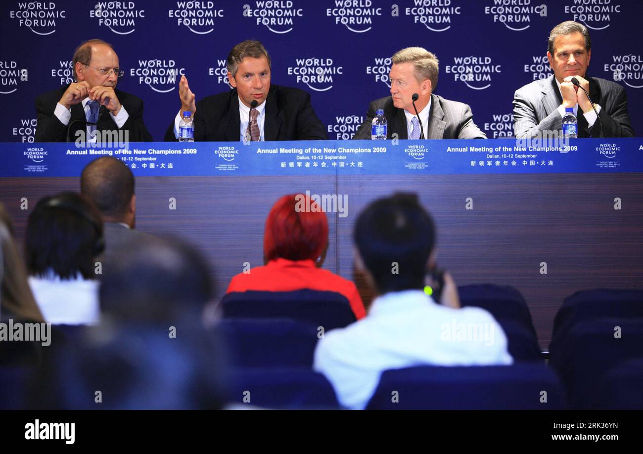 Bildnummer : 53336544 Datum : 10.09.2009 Copyright : imago/Xinhua (090910) -- DALIAN, 10 septembre 2009 (Xinhua) -- Timothy P. Flynn (2e L), président de KPMG Internaional des États-Unis, prend la parole lors d une conférence de presse organisée par les mentors de l Assemblée annuelle des nouveaux Champions 2009 lors de la réunion à Dalian, dans la province du Liaoning du nord-est de la Chine, le 10 septembre 2009. (Xinhua/Li Mingfang) (ypf) (DAVOS 2009)(2)CHINA-DALIAN-DAVOS-MENTORS-PRESS CONFERENCE PUBLICATIONxNOTxINxCHN People Weltwirtschaftsforum World Economic Forum WEF kbdig xmk 2009 quer premiumd Bildnummer 53336544 Date 10 09 2009 COP Banque D'Images