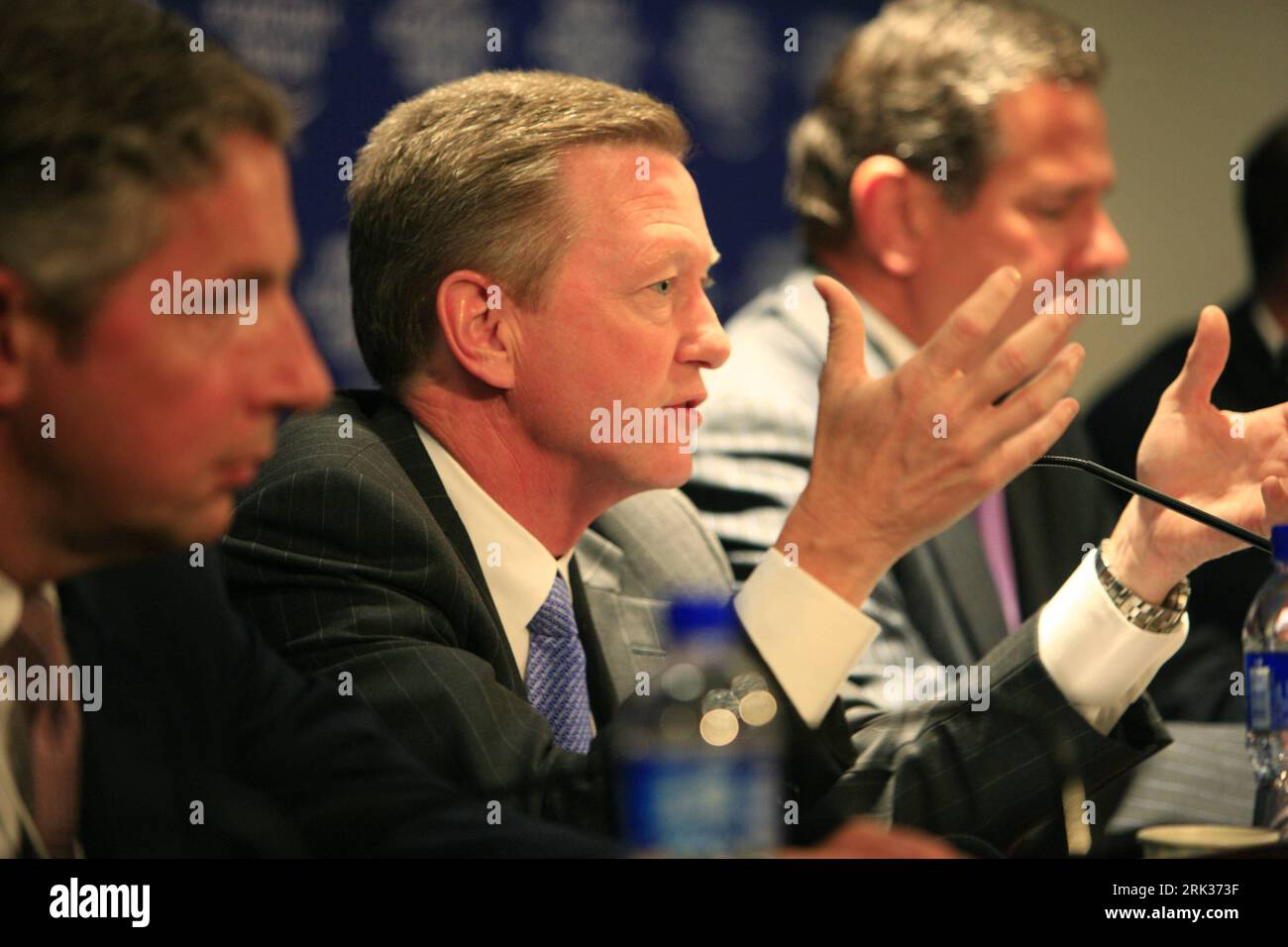 Bildnummer : 53336497 Datum : 10.09.2009 Copyright : imago/Xinhua (090910) -- DALIAN, 10 septembre 2009 (Xinhua) -- Timothy P. Flynn (2e L), président de KPMG Internaional des États-Unis, prend la parole lors d une conférence de presse organisée par les mentors de l Assemblée annuelle des nouveaux Champions 2009 lors de la réunion à Dalian, dans la province du Liaoning du nord-est de la Chine, le 10 septembre 2009. (Xinhua/Li Mingfang) (ypf) (DAVOS 2009)(3)CHINA-DALIAN-DAVOS-MENTORS-PRESS CONFERENCE PUBLICATIONxNOTxINxCHN People Weltwirtschaftsforum World Economic Forum WEF kbdig xmk 2009 quer o0 Pressekonferenz o00 Wirtschaft Bildnummer 533 Banque D'Images