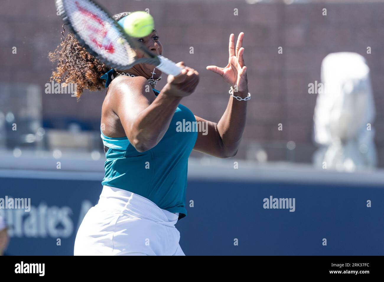 Hailey Baptiste des États-Unis revient au ballon lors du match de 1e tour contre Diana Shnaider de la qualification pour l'US Open Championship au Billy Jean King tennis Center à New York le 23 août 2023 Banque D'Images