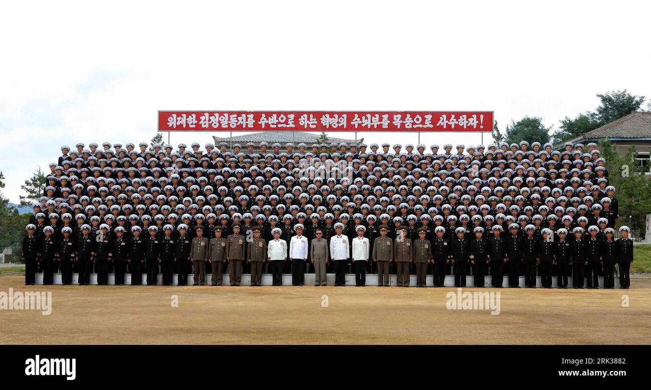 Bildnummer : 53351575 Datum : 13.09.2009 Copyright : imago/Xinhua (090913) -- PYONGYANG, 13 septembre 2009 (Xinhua) -- une photo non datée fournie par l'Agence centrale de presse coréenne (KCNA) le 13 septembre 2009 montre Kim Jong il (Front L17), haut dirigeant de la République démocratique de Corée (RPDC), posant avec des officiers et des soldats lors de l inspection de l unité combinée 597 de la marine de l Armée coréenne (KPA) à un endroit non divulgué. (Xinhua/KCNA) (gj) (2)RPDC-KIM JONG il-NAVY PUBLICATIONxNOTxINxCHN Nordkorea People Politik Militaer kbdig xsp 2009 quer o0 Militär ; Aufnahmedatum geschätzt Bildnummer 53351575 DAT Banque D'Images