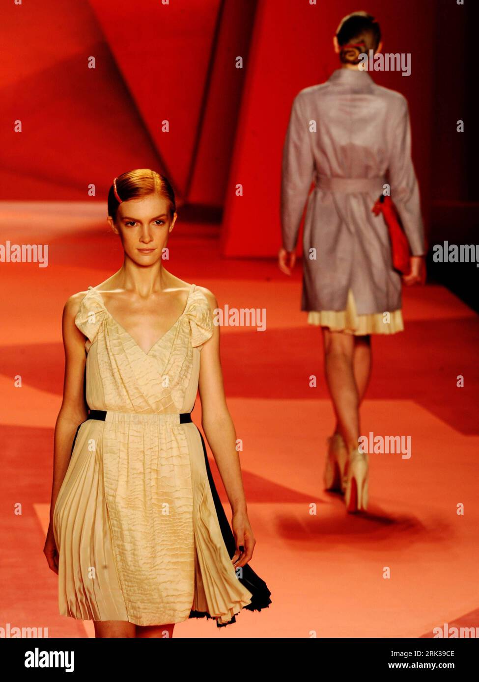 Bildnummer : 53370727 Datum : 17.09.2009 Copyright : imago/Xinhua (090917) -- NEW YORK, 17 septembre 2009 (Xinhua) -- des mannequins présentent les créations de la collection Phillip Lim Spring 2010 lors de la semaine internationale de la mode du printemps 2010, le 16 septembre 2009. (Xinhua/Shen Hong)(axy) (6)U.S.-NEW YORK-FASHION WEEK-PHILLIP LIM PUBLICATIONxNOTxINxCHN Fashion Modewoche Modenschau Model New York kbdig xng 2009 hoch premiumd o0 Fashionweek Bildnummer 53370727 Date 17 09 2009 Copyright Imago XINHUA New York sept 17 2009 modèles XINHUA présentent les créations de la collection Phillip Lim Printemps 2010 Banque D'Images