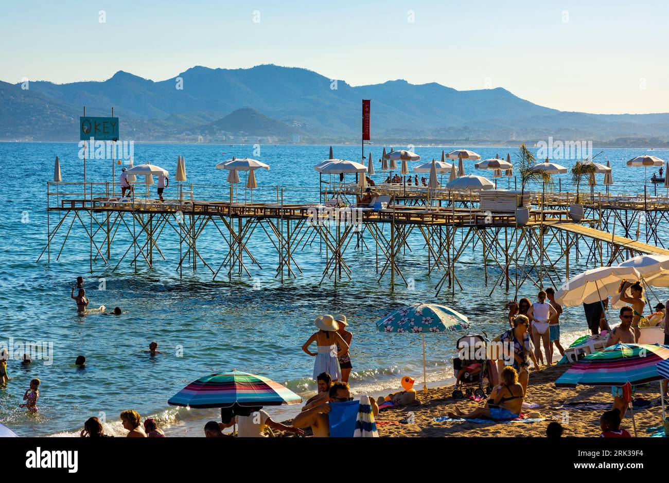 Cannes, France - 31 juillet 2022 : les touristes prennent un bain de soleil sur la plage du midi au bord de la mer Méditerranée de la Côte d'Azur Banque D'Images