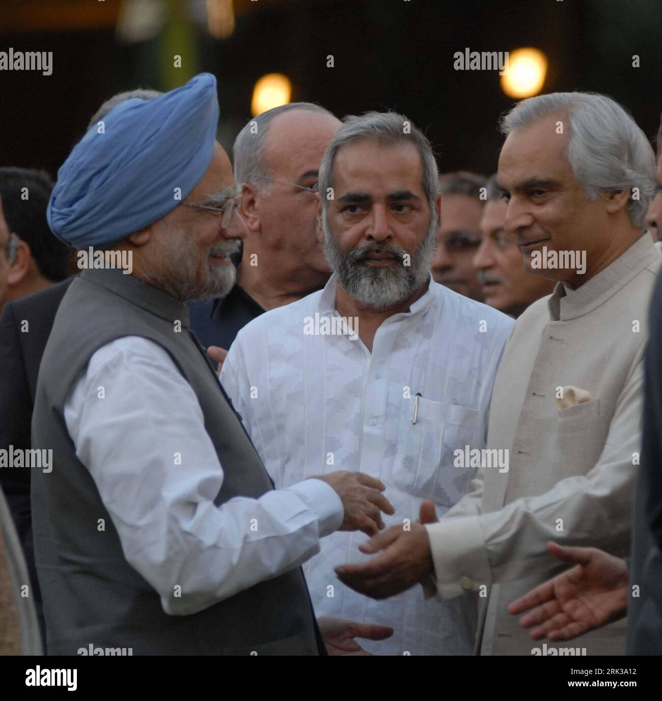 Bildnummer : 53379841 Datum : 18.09.2009 Copyright : imago/Xinhua (090919) -- NEW DELHI, 19 septembre 2009 (Xinhua) -- le Premier ministre indien Manmohan Singh rencontre le haut-commissaire du Pakistan en Inde, Shahid Malik, à un Iftar organisé par Singh à sa résidence officielle à New Delhi le 18 septembre 2009. Iftar est un rituel de la communauté musulmane pendant le temps où ils rompent leur jeûne après les couchers de soleil pendant le mois de ramazan. En Inde, tous les dirigeants politiques importants accueillent le parti Iftar en coupant toutes les religions et tous les partis politiques. (Xinhua/Stringer) (2)INDIA-NEW DELHI-RELIGION PUBLICATIONxN Banque D'Images