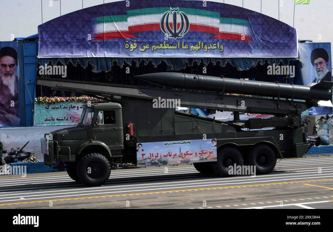 Bildnummer : 53404361 Datum : 22.09.2009 Copyright : imago/Xinhua (090922) -- TÉHÉRAN, 22 septembre 2009 (Xinhua) -- Un camion de missiles est exposé lors d'un défilé militaire annuel qui marque le 29e anniversaire de la guerre de huit ans de l'Iran avec l'Irak, à Téhéran le 22 septembre 2009. Le président iranien Mahmoud Ahmadinejad a averti que l'Iran affronterait toute attaque contre la république islamique mardi. (Xinhua/Ahmad Halabisaz) (lmz) (7)IRAN-TÉHÉRAN-MILITARY PARADE PUBLICATIONxNOTxINxCHN Politik Parade Jahrestag Beginn Erster Golfkrieg Iran Irak Krieg premiumd Highlight kbdig xsk 2009 quer o0 LKW, Rakete, o00 mi Banque D'Images