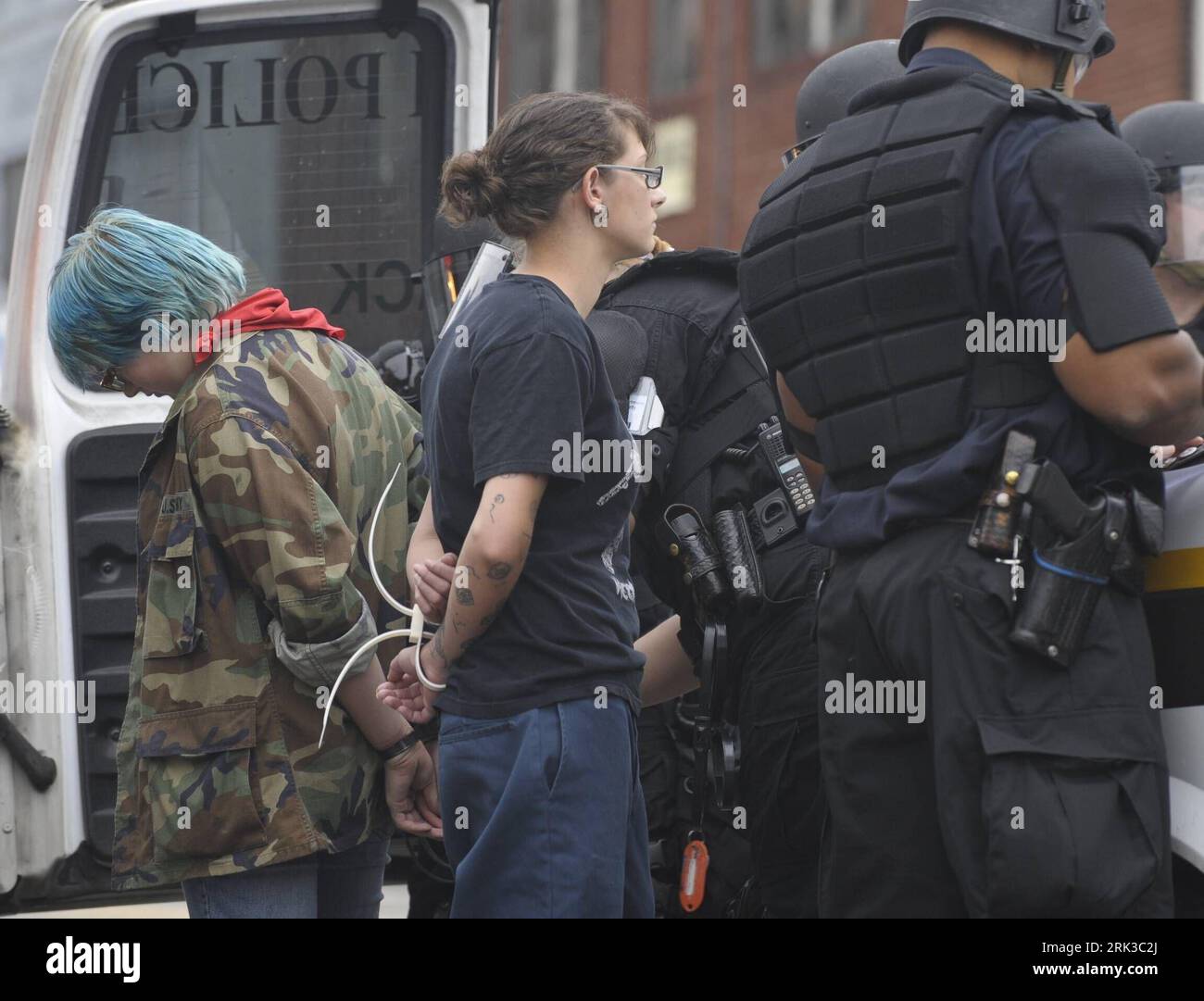 Bildnummer : 53426660 Datum : 24.09.2009 Copyright : imago/Xinhua (090925) PITTSBURGH, 25 septembre 2009 (Xinhua) la police des émeutes arrête des manifestants à Pittsburgh, site du sommet du Groupe des 20 (G20), aux États-Unis, le 24 septembre 2009. La police a tiré des gaz lacrymogènes sur un groupe de manifestants marchant vers le lieu du sommet jeudi après-midi. (Xinhua/Qi Heng) (hdt) (7)U.S.-PITTSBURGH-G20 SUMMIT-PROTEST PUBLICATIONxNOTxINxCHN Politik Proteste G 20 Gipfel premiumd kbdig xkg 2009 quer o0 Staat Polizei o00 Verhaftung Bildnummer 53426660 Date 24 09 2009 Copyright Imago XINHUA Pittsburgh sept Banque D'Images