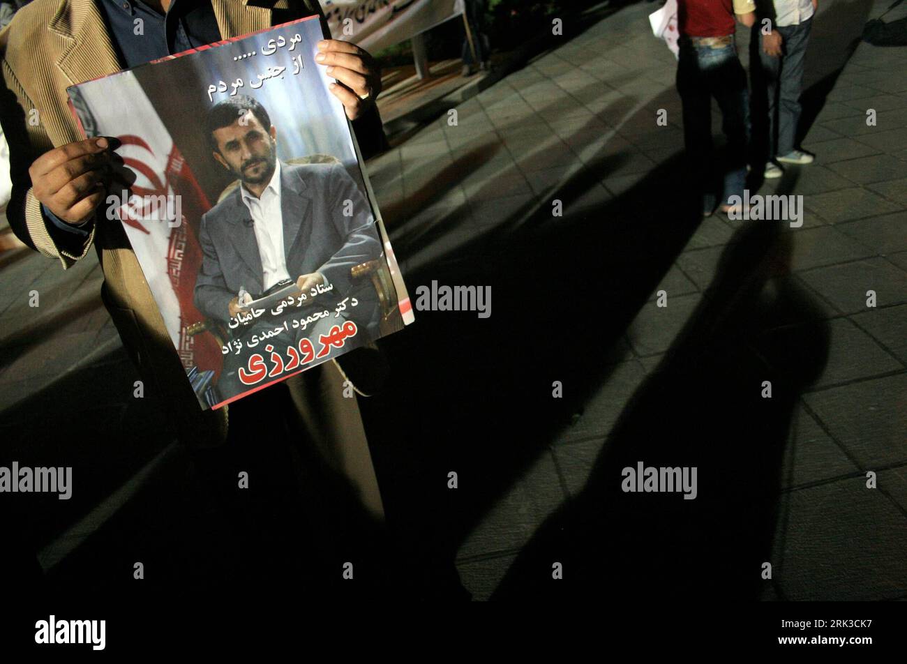 Bildnummer : 53436343 Datum : 26.09.2009 Copyright : imago/Xinhua TÉHÉRAN, Un partisan du président iranien Mahmoud Ahmadinejad tient une affiche lors d'une cérémonie de bienvenue pour Ahmadinejad à l'aéroport international Mehrabad à Téhéran, Iran, le 26 septembre 2009, à son retour de la réunion de l'Assemblée générale des Nations Unies à New York. (Xinhua) (lyx) (2)IRAN-TÉHÉRAN-AHMADINEJAD-BACK PUBLICATIONxNOTxINxCHN Politik Kbdig xdp 2009 quer Bildnummer 53436343 Date 26 09 2009 Copyright Imago XINHUA TÉHÉRAN un partisan du président iranien Mahmoud Ahmadinejad tient une affiche lors d'une cérémonie de bienvenue pour Ahmadine Banque D'Images