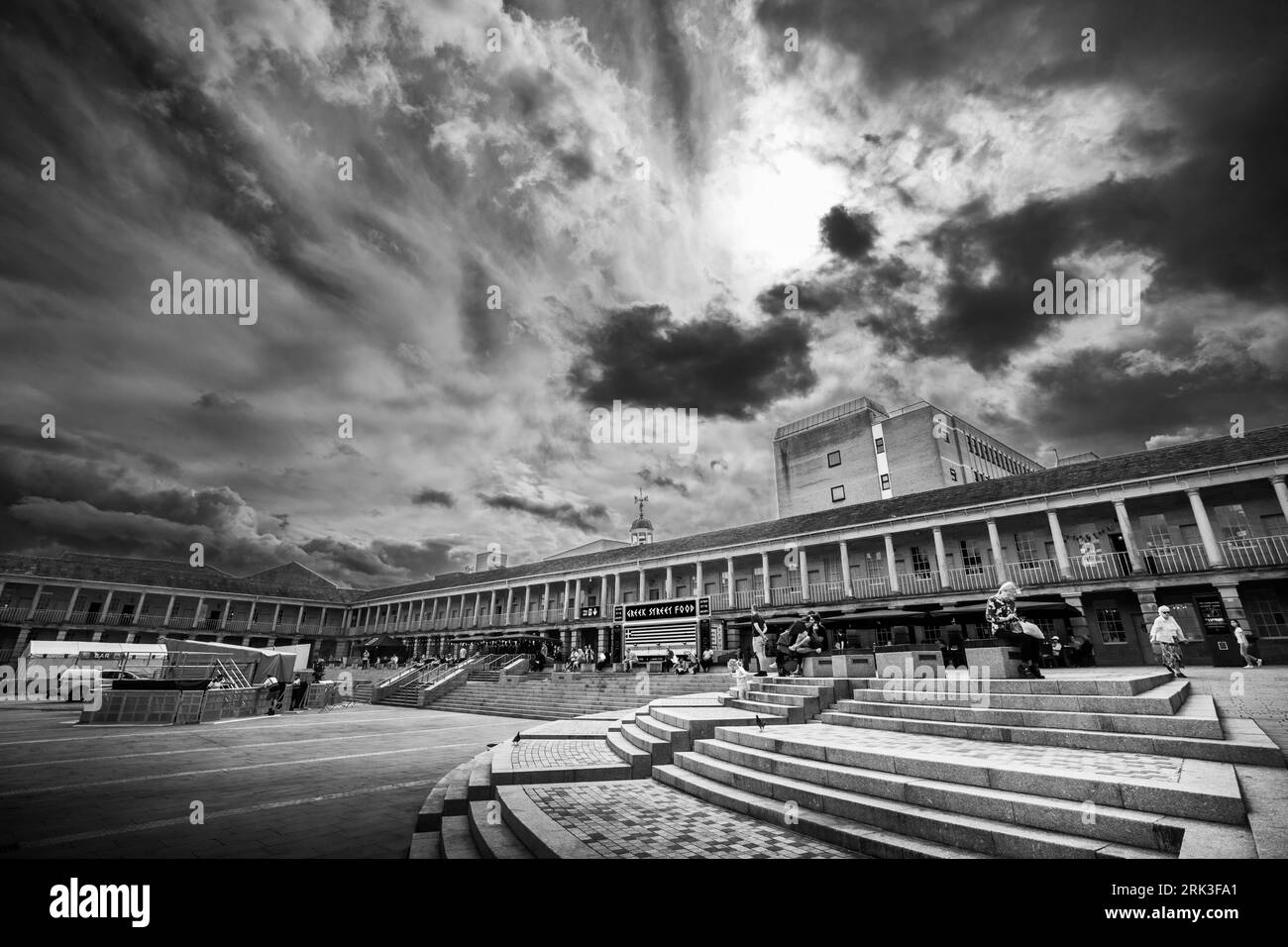 Le Piece Hall est un bâtiment classé Grade I à Halifax, West Yorkshire, Angleterre. Il a été construit comme une salle de tissu pour les tisserands de métier à tisser à la main pour vendre les «pièces» de tissu de laine qu'ils avaient produites. Banque D'Images