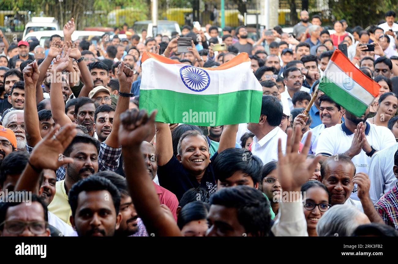 Bengaluru, Inde. 23 août 2023. Les gens célèbrent en regardant une retransmission en direct de l'atterrissage de Chandrayaan-3 sur la surface lunaire à Bengaluru, en Inde, le 23 août 2023. La Moon Mission-3 de l'Inde, ou Chandrayaan-3, a atterri sur la surface lunaire vers 18:04 h (1234 h GMT) mercredi, a déclaré l'Organisation indienne de recherche spatiale (ISRO). Crédit : Str/Xinhua/Alamy Live News Banque D'Images