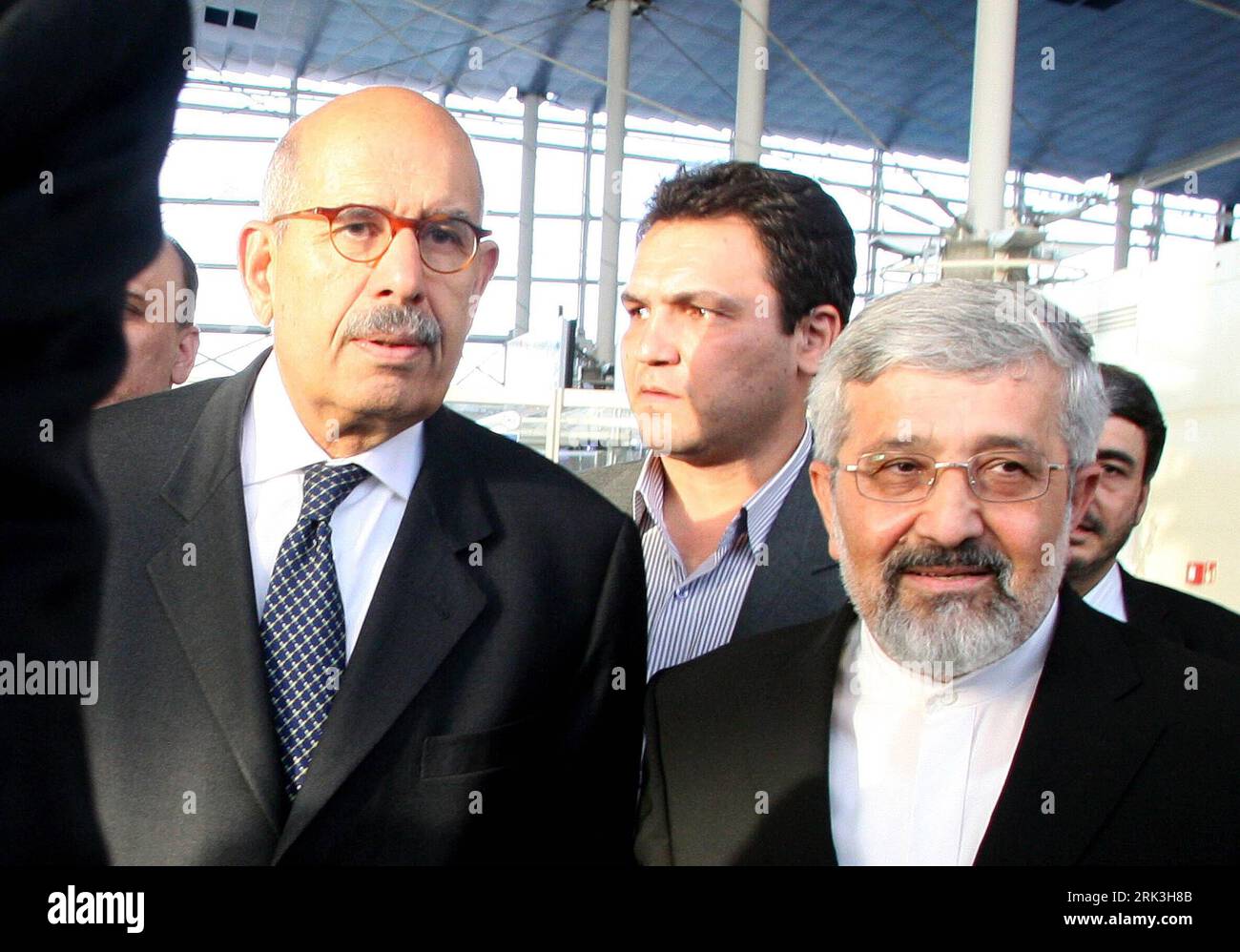 Bildnummer : 53515166 Datum : 03.10.2009 Copyright : imago/Xinhua (091004) -- TÉHÉRAN, 4 octobre 2009 (Xinhua) -- le Directeur général de l Agence internationale de l énergie atomique (AIEA) Mohamed ElBaradei (à gauche) marche avec l ambassadeur d Iran auprès de l AIEA Ali Asgchar Soltanieh (à droite) à l aéroport international Imam Khomeini à Téhéran, capitale de l Iran, le 3 octobre 2009. ElBaradei est arrivé samedi à Téhéran pour des entretiens avec des responsables iraniens sur le programme nucléaire de Téhéran. (Xinhua) (gxr) (2)IRAN-TÉHÉRAN-AIEA-NUCLEAR PUBLICATIONxNOTxINxCHN People Politik kbdig xub 2009 quer o0 El Baradei Atomenergiebehörde Atomges Banque D'Images