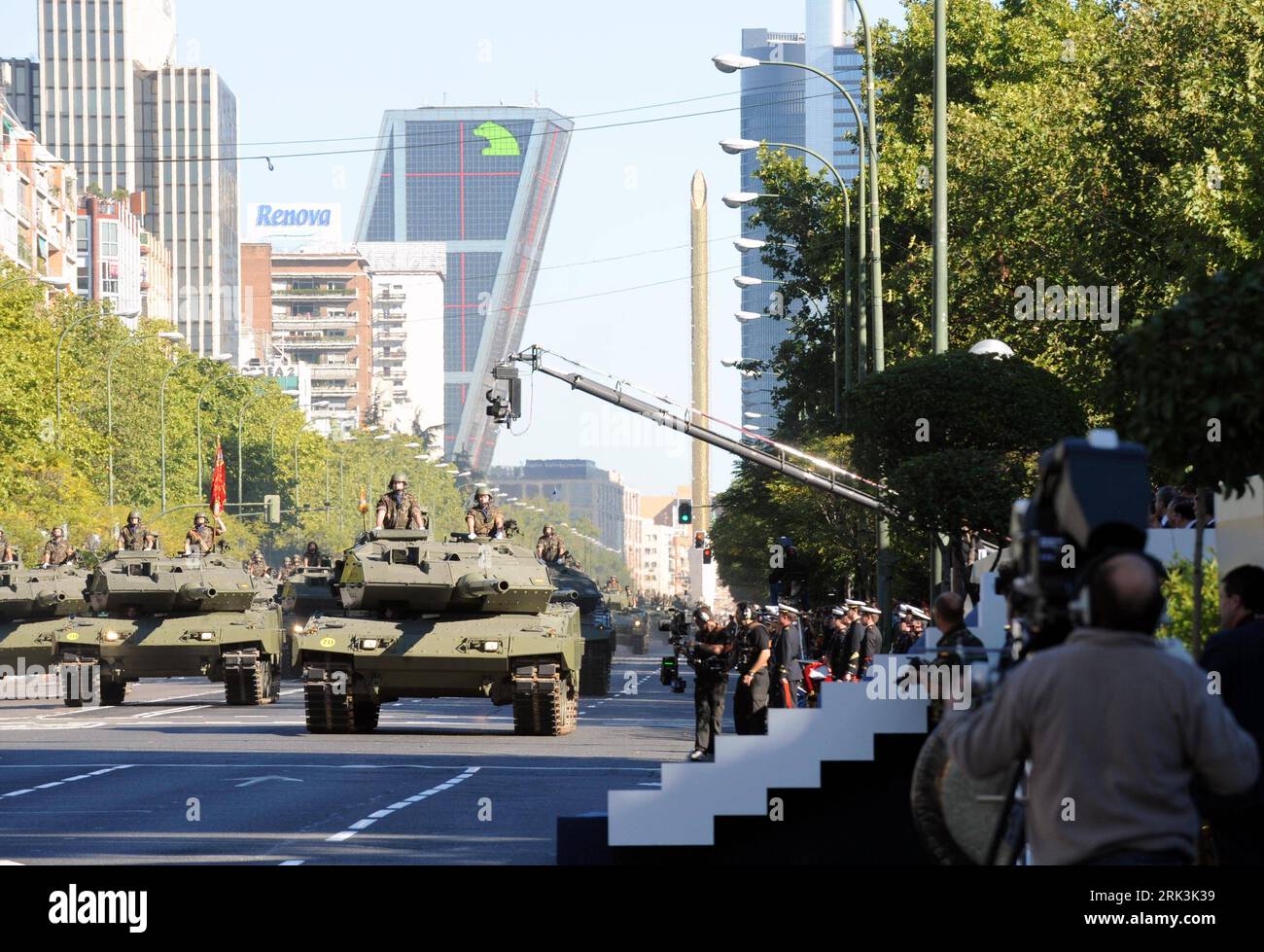 Bildnummer : 53525918 Datum : 12.10.2009 Copyright : imago/Xinhua (091012) -- MADRID, 12 octobre 2009 (Xinhua) -- des soldats prennent part à un défilé militaire lors de la célébration de la fête nationale espagnole à Madrid, Espagne, le 12 octobre 2009. Quelque 4 000 soldats ont marché à travers Madrid alors que des avions de l'armée de l'air peignaient le ciel laissant des traces de fumée rouge et jaune sous la forme du drapeau espagnol marquant la fête nationale annuelle du 12 octobre. (Xinhua/Chen Haitong) (zcc) (10)ESPAGNE-MADRID-NATIONAL DAY-PARADE PUBLICATIONxNOTxINxCHN Nationalfeiertag Spanien Parade Militär Militärparade kbdig xsk 2009 quer o0 Panzer Bil Banque D'Images