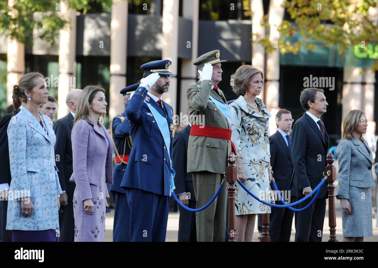 Bildnummer : 53525921 Datum : 12.10.2009 Copyright : imago/Xinhua (091012) -- MADRID, 12 octobre 2009 (Xinhua) -- le roi d'Espagne Juan Carlos (L4), Prince Felipe (L3), assistent à la parade militaire pendant la célébration de la fête nationale espagnole à Madrid, Espagne, le 12 octobre 2009. Quelque 4 000 soldats ont marché à travers Madrid alors que des avions de l'armée de l'air peignaient le ciel laissant des traces de fumée rouge et jaune sous la forme du drapeau espagnol marquant la fête nationale annuelle du 12 octobre. (Xinhua/Chen Haitong) (zcc) (4)ESPAGNE-MADRID-PARADE NATIONALE PUBLICATIONxNOTxINxCHN People Adel Königshaus Nationalfeiertag Spanien kbdig Banque D'Images