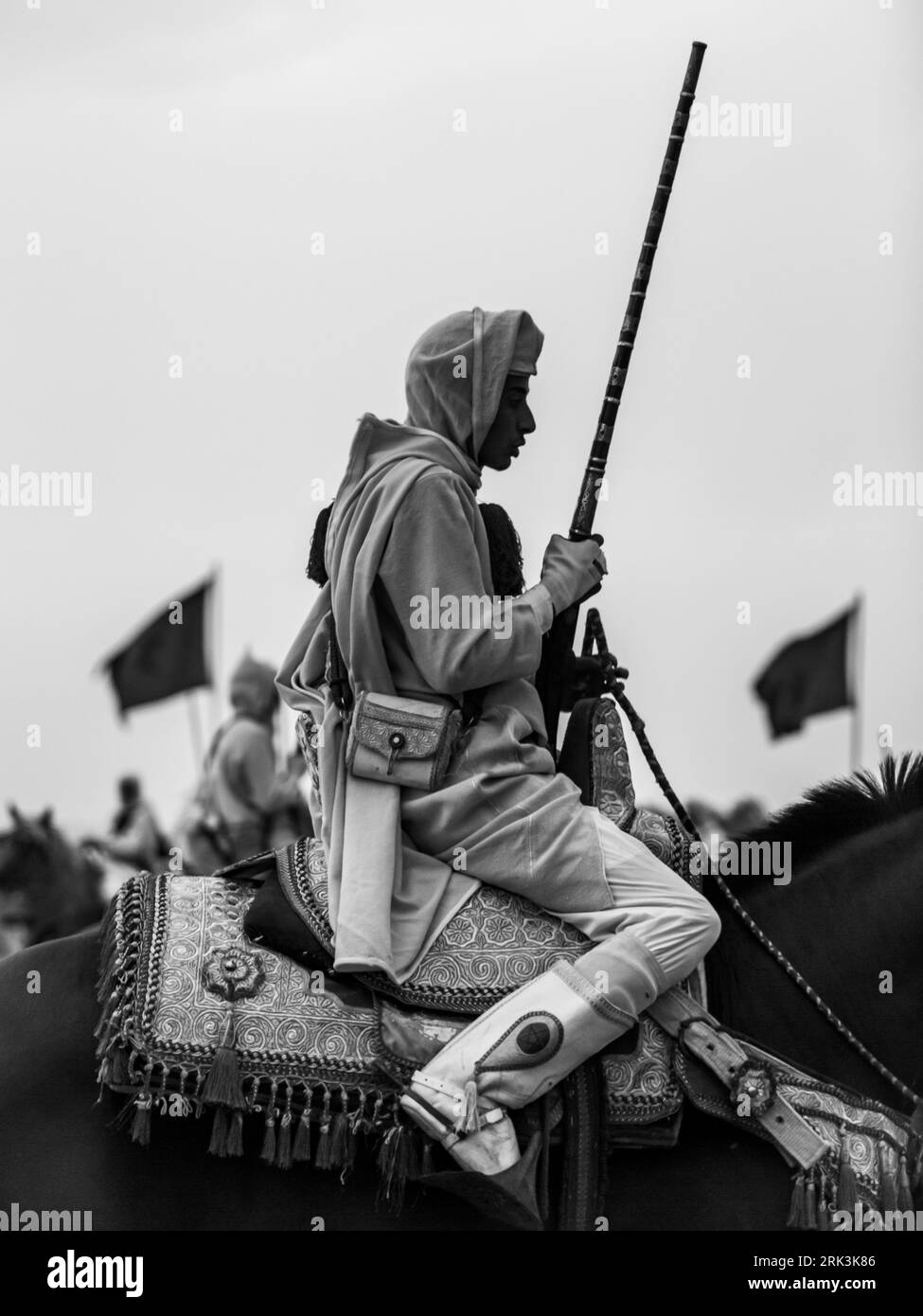 Essaouira, Maroc - 13 août 2023 : les Equestriens participent à un événement de déguisement traditionnel nommé Tbourida vêtus d'un marocain traditionnel Banque D'Images