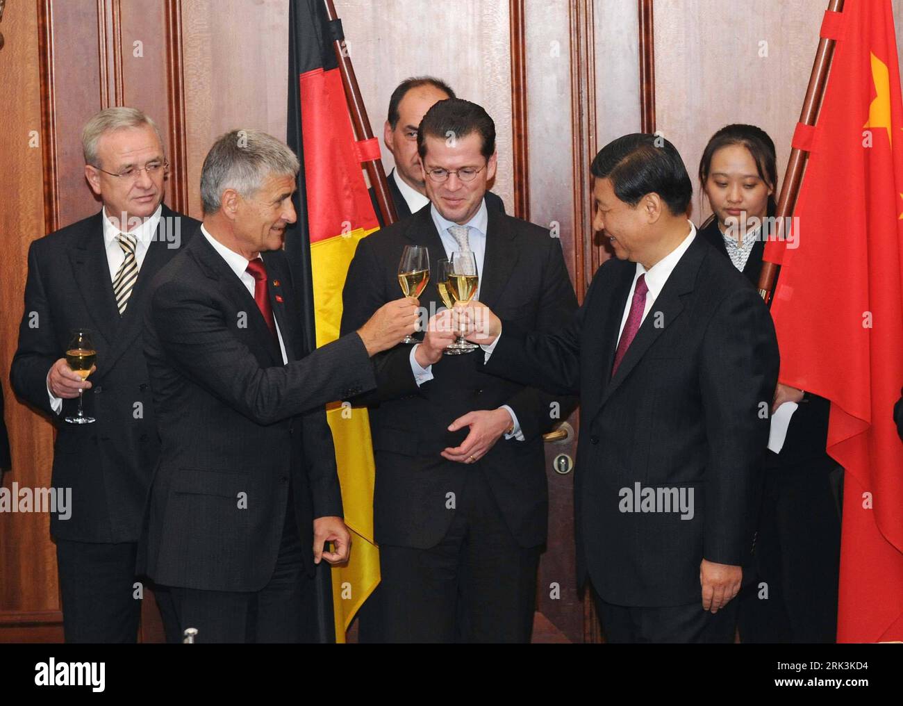 Bildnummer: 53526366 Datum: 12.10.2009 Copyright: imago/Xinhua (091012) -- BERLIN, Oct. 12, 2009 (Xinhua) -- Chinese Vice President Xi Jinping (front R) toasts with a German enterpriser while German Economy Minister Karl-Theodor zu Guttenberg (C) looks on after a signing ceremony in Berlin, capital of Germany, Oct. 12, 2009. (Xinhua/Rao Aimin) (cl) GERMANY-BERLIN-XI JINPING-ENTERPRISERS-MEETING PUBLICATIONxNOTxINxCHN People Politik Kbdig xdp 2009 quer premiumd Bildnummer 53526366 Date 12 10 2009 Copyright Imago XINHUA Berlin OCT 12 2009 XINHUA Chinese Vice President Xi Jinping Front r To Banque D'Images