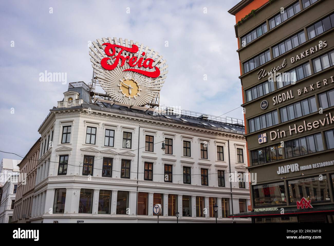 Oslo, Norvège, 20 juin 2023 : célèbre panneau Freia par temps nuageux. Depuis 1899, la chocolaterie Freia propose du cho norvégien savoureux et de haute qualité Banque D'Images