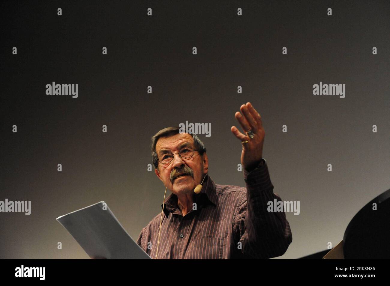 Bildnummer : 53537289 Datum : 16.10.2009 Copyright : imago/Xinhua (091017) -- FRANCFORT, 17 octobre 2009 (Xinhua) -- l'écrivain allemand Günter Grass, lauréat du prix Nobel, lit un extrait de son roman le tambour d'étain accompagné d'un percussionniste lors de la Foire internationale du livre de Francfort à Francfort, Allemagne, le 16 octobre 2009. Le roman a été publié il y a 50 ans. (Xinhua/Ban Wei) (cl) (2)ALLEMAGNE-FRANKFURT-INTERNATIONAL BOOK FAIR-Günter Grass PUBLICATIONxNOTxINxCHN Messen Frankfurter Buchmesse People kbdig xdp 2009 quer premiumd o0 Literatur Bildnummer 53537289 Date 16 10 2009 Copyright Imago XINHUA Banque D'Images