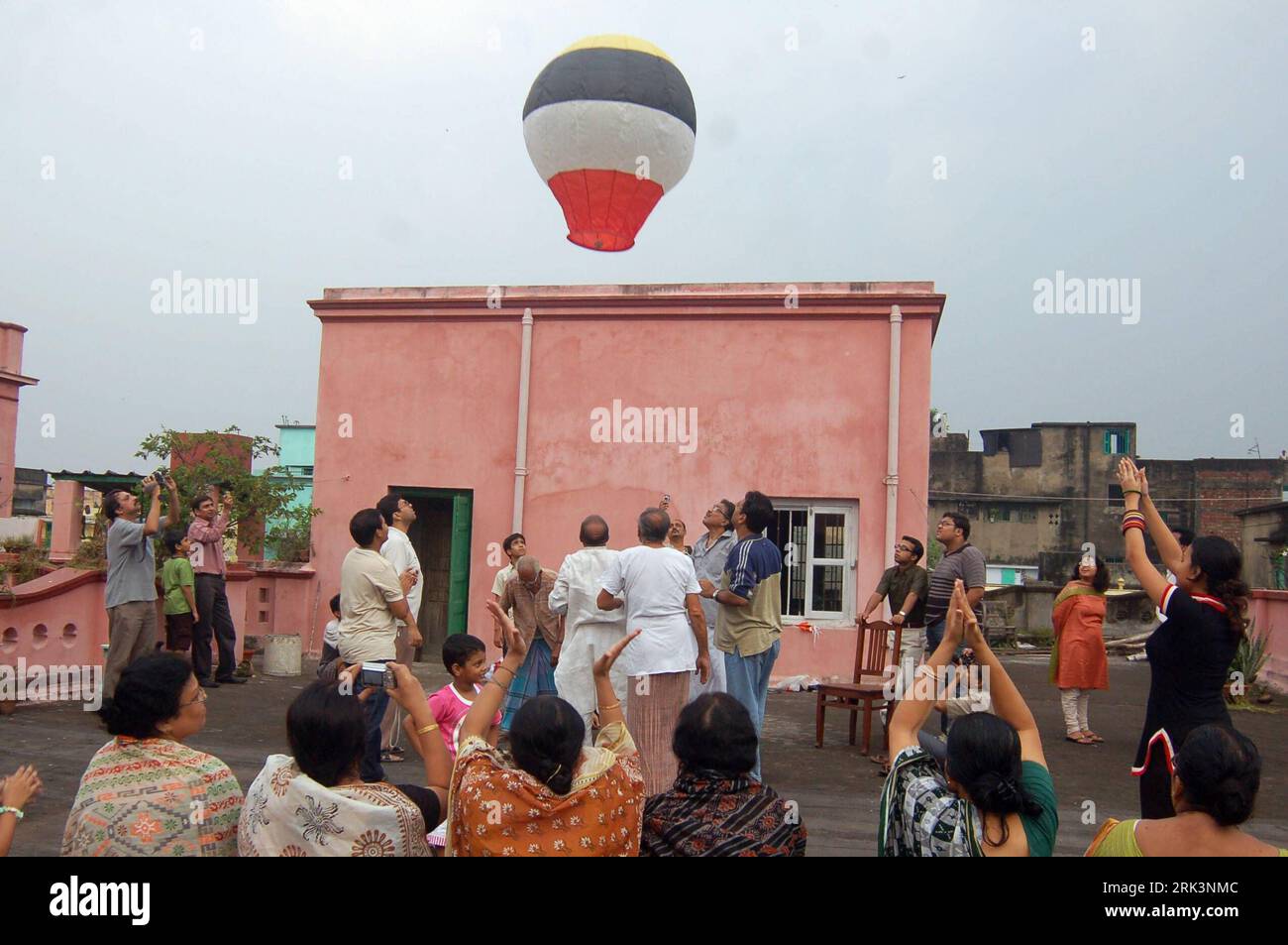 Bildnummer : 53538478 Datum : 17.10.2009 Copyright : imago/Xinhua (091018) - KOLKATA, 18 octobre 2009 (Xinhua) -- une famille indienne bengali vole un Phanush (ballon de papier) à l'occasion du culte de la déesse hindoue Kali, la déesse du pouvoir, à Kolkata, capitale de l'État indien oriental du Bengale occidental, le 17 octobre 2009. Le festival de culte de Kali est célébré dans l'est de l'Inde tandis que Diwali, le festival des lumières, le plus grand festival hindou de l'année, est célébré simultanément dans le nord de l'Inde. (Xinhua/Tumpa Mondal) (zj) (1)INDIA-KOLKATA-KALI-FESTIVAL PUBLICATIONxNOTxINxCHN Reisen kbdig xmk Banque D'Images