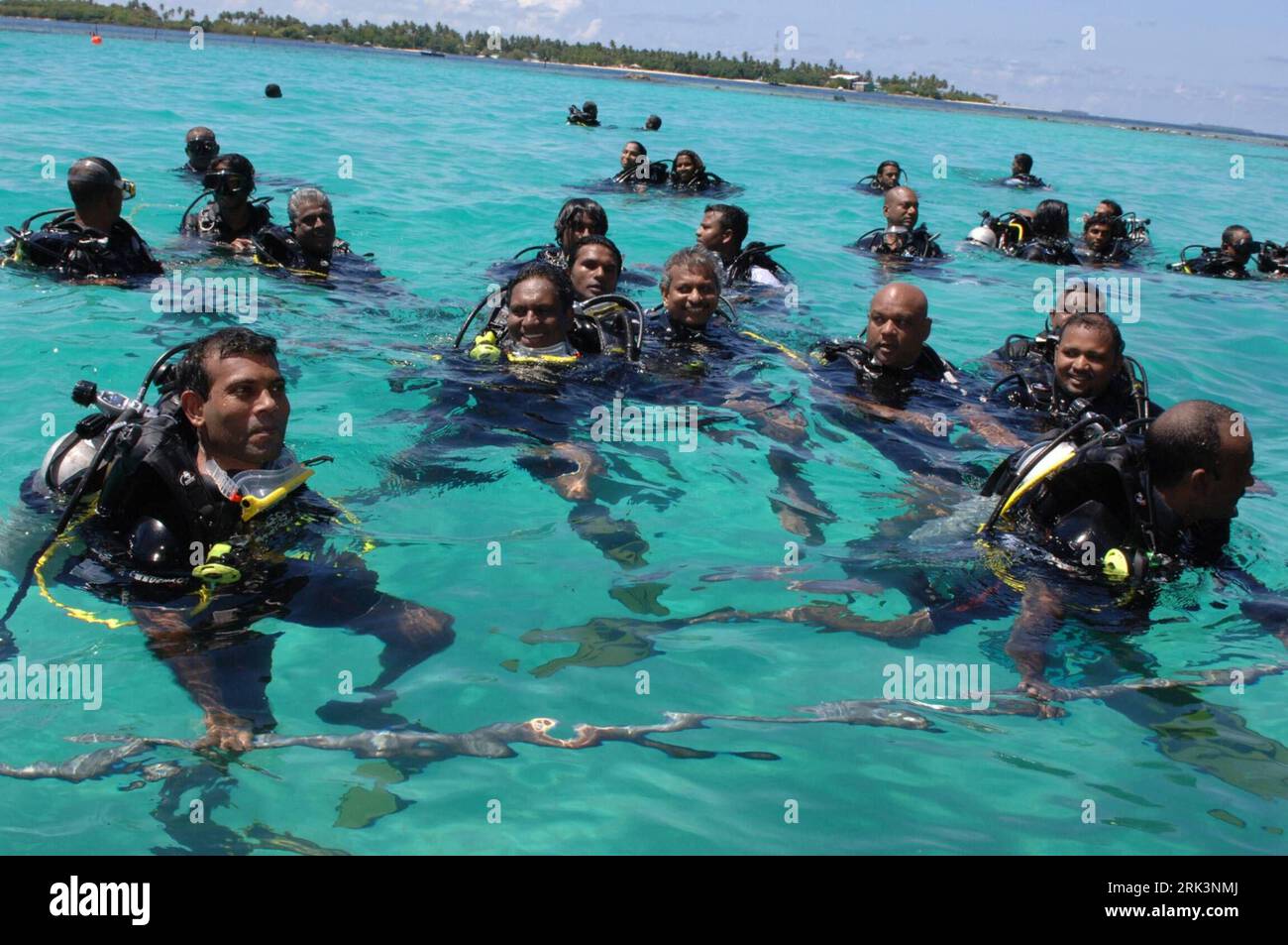 Bildnummer : 53538461 Datum : 17.10.2009 Copyright : imago/Xinhua (091018) - COLOMBO, 18 octobre 2009 (Xinhua) -- le président maldivien Mohamed Nasheed (1e L) et les ministres du cabinet portant des vêtements de plongée vont assister à une réunion du cabinet sous-marine tenue dans le lagon turquoise au large de l’île Girifushi, à environ 35 km au nord-est de la capitale Malé, le 17 octobre 2009. Le président maldivien Mohamed Nasheed, le vice-président Mohamed Waheed et 11 ministres ont enfilé des engins de plongée et immergé quatre mètres sous la surface de la mer pour tenir la première réunion du cabinet sous-marin au monde samedi, dans le but de pousser FO Banque D'Images