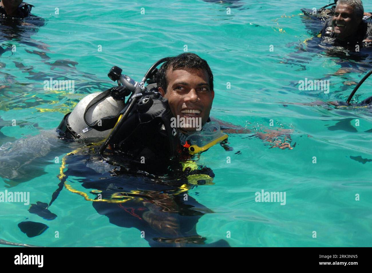 Bildnummer : 53538459 Datum : 17.10.2009 Copyright : imago/Xinhua (091018) -- COLOMBO, 18 octobre 2009 (Xinhua) -- le président maldivien Mohamed Nasheed a enfilé son équipement de plongée va assister à une réunion du cabinet sous-marin tenue dans le lagon turquoise au large de l'île Girifushi, à environ 35 km au nord-est de la capitale Malé, le 17 octobre 2009. Le président maldivien Mohamed Nasheed, le vice-président Mohamed Waheed et 11 ministres ont enfilé des engins de plongée et immergé quatre mètres sous la surface de la mer pour tenir la première réunion du cabinet sous-marin au monde samedi, dans le but de faire pression pour un agr plus fort sur le changement climatique Banque D'Images