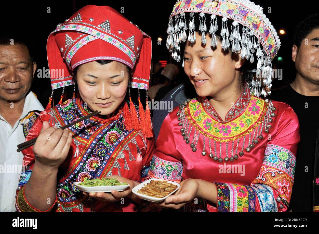 Bildnummer : 53547004 Datum : 20.10.2009 Copyright : imago/Xinhua (091021) -- WENSHAN, 21 octobre 2009 (Xinhua) -- deux femmes en costumes ethniques fleuris savourent la saveur des délicieux en-cas au folklore Food Festival, qui met l'accent sur l'héritage et la promotion de la culture culinaire caractéristique des minorités ethniques autochtones, exploitant les ressources culinaires riches et attachant une grande importance à une meilleure préservation, dans le comté de Wenshan, Wenshan Zhuang et préfecture autonome de Miao, province du Yunnan au sud-ouest de la Chine, 20 octobre 2009. (Xinhua/Xiong Pingxiang) (px) (2)CHINA-YUNNAN-ETHNIC MINO Banque D'Images