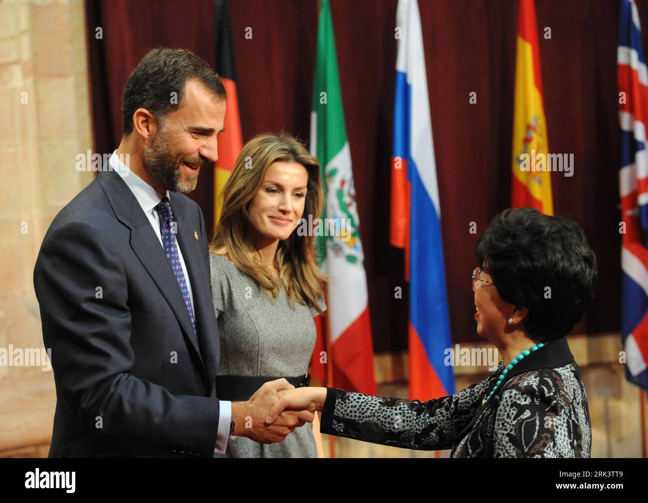 Bildnummer : 53551986 Datum : 23.10.2009 Copyright : imago/Xinhua (091023) -- OVIEDO, 23 octobre 2009 (Xinhua) -- le Prince héritier espagnol Felipe (à gauche) serre la main de Margaret Chan, Directrice générale de l’Organisation mondiale de la Santé (OMS), à côté de son épouse la Princesse Letizia lors d’une réception pour les Prix Prince des Asturies 2009 à Oviedo le 23 octobre 2009. QUI est le lauréat 2009 du Prix Prince des Asturies pour la coopération internationale. (Xinhua/Chen Haitong) (zj) (6)SPAIN-ASTURIAS-AWARDS PUBLICATIONxNOTxINxCHN People Preisverleihung Oviedo Prinz von Asturien Preis kbdig xsp 2009 quer o0 Frau, Man Banque D'Images