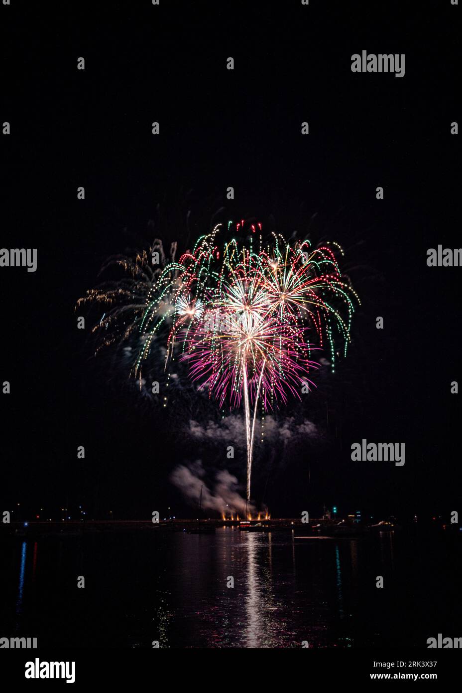 Feux d'artifice au-dessus de l'eau dans le cadre des championnats britanniques de feux d'artifice 2023 vus de la batterie de la Reine Anne, Plymouth. Banque D'Images