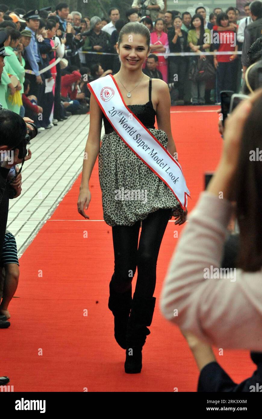 Bildnummer : 53556293 Datum : 27.10.2009 Copyright : imago/Xinhua (091027) -- JIUJIANG(JIANGXI), 27 octobre 2009 (Xinhua) -- Un participant au 20e Concours mondial des Super modèles pose pour des photos dans la ville de Jiujiang dans la province de Jiangxi dans l'est de la Chine, le 27 octobre 2009. La finale du 20e Concours mondial des Super modèles a débuté mardi dans le comté de Xingzi de la ville de Jiujiang. (Xinhua/Zhang Wu) (axy) (4)CHINA-JIANGXI-WORLD SUPER MODEL CONTEST-FINAL (CN) PUBLICATIONxNOTxINxCHN Modelwettbewerb Kbdig xdp 2009 hoch o0 Wettbewerb Supermodel Bildnummer 53556293 Date 27 10 2009 Copyright Imago XINHUA Jiujiang Banque D'Images