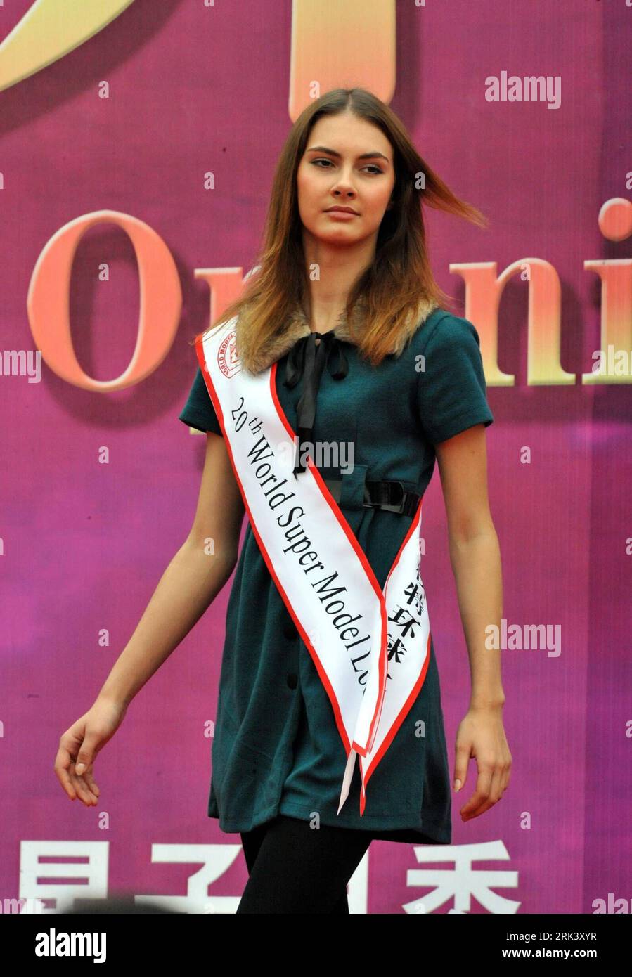 Bildnummer : 53556292 Datum : 27.10.2009 Copyright : imago/Xinhua (091027) -- JIUJIANG(JIANGXI), 27 octobre 2009 (Xinhua) -- Un participant au 20e Concours mondial des Super modèles pose pour des photos dans la ville de Jiujiang de la province de Jiangxi est de Cina, le 27 octobre 2009. La finale du 20e Concours mondial des Super modèles a débuté mardi dans le comté de Xingzi de la ville de Jiujiang. (Xinhua/Zhang Wu) (axy) (2)CHINA-JIANGXI-WORLD SUPER MODEL CONTEST-FINAL (CN) PUBLICATIONxNOTxINxCHN Modelwettbewerb Kbdig xdp 2009 hoch o0 Wettbewerb Supermodel Bildnummer 53556292 Date 27 10 2009 Copyright Imago XINHUA Jiujiang Banque D'Images