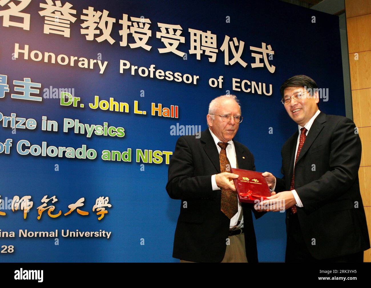 Bildnummer : 53560496 Datum : 28.10.2009 Copyright : imago/Xinhua (091028) -- SHANGHAI, 28 octobre 2009 (Xinhua) -- Yu Lizhong (R), président de l'Université normale de Chine orientale, présente la lettre de nomination au scientifique américain John L. Hall, lauréat du prix Nobel de physique 2005, à Shanghai, dans l'est de la Chine, le 28 octobre 2009. L'université située à Shanghai a conféré mercredi le Dr John L. Hall au professeur honoraire. (Xinhua/Liu Ying) (wjd) (1)CHINA-SHANGHAI-ECNU-JOHN L.HALL-PROFESSEUR HONORAIRE (CN) PUBLICATIONxNOTxINxCHN People kbdig xsk 2009 quer Bildnummer 53560496 Date 28 10 2009 Banque D'Images