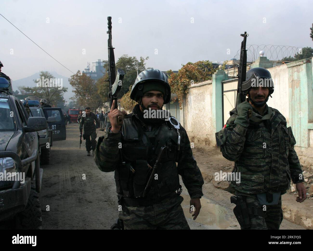 Bildnummer : 53559839 Datum : 28.10.2009 Copyright : imago/Xinhua les forces anti-terroristes arrivent à la maison d'hôtes de l'ONU alors que l'attaque de militants a eu lieu à Kaboul, capitale de l'Afghanistan, le 28 octobre 2009. Des hommes armés ont attaqué une maison d'hôtes des Nations Unies tôt mercredi, tuant au moins neuf personnes, dont six membres du personnel de l'ONU, ont déclaré des responsables de l'ONU et afghans. (Xinhua/Zabi Tamanna)(axy) (7)AFGHANISTAN-KABUL-un-MILITANTS ATTAQUENT PUBLICATIONxNOTxINxCHN Anschlag Selbstmordattentat attentat un Gästehaus Sicherheitskräfte Polizei kbdig xsk 2009 quer premiumd Bildnummer 53559839 Date 28 10 2009 Copyright Imago XINHUA anti Terr Banque D'Images