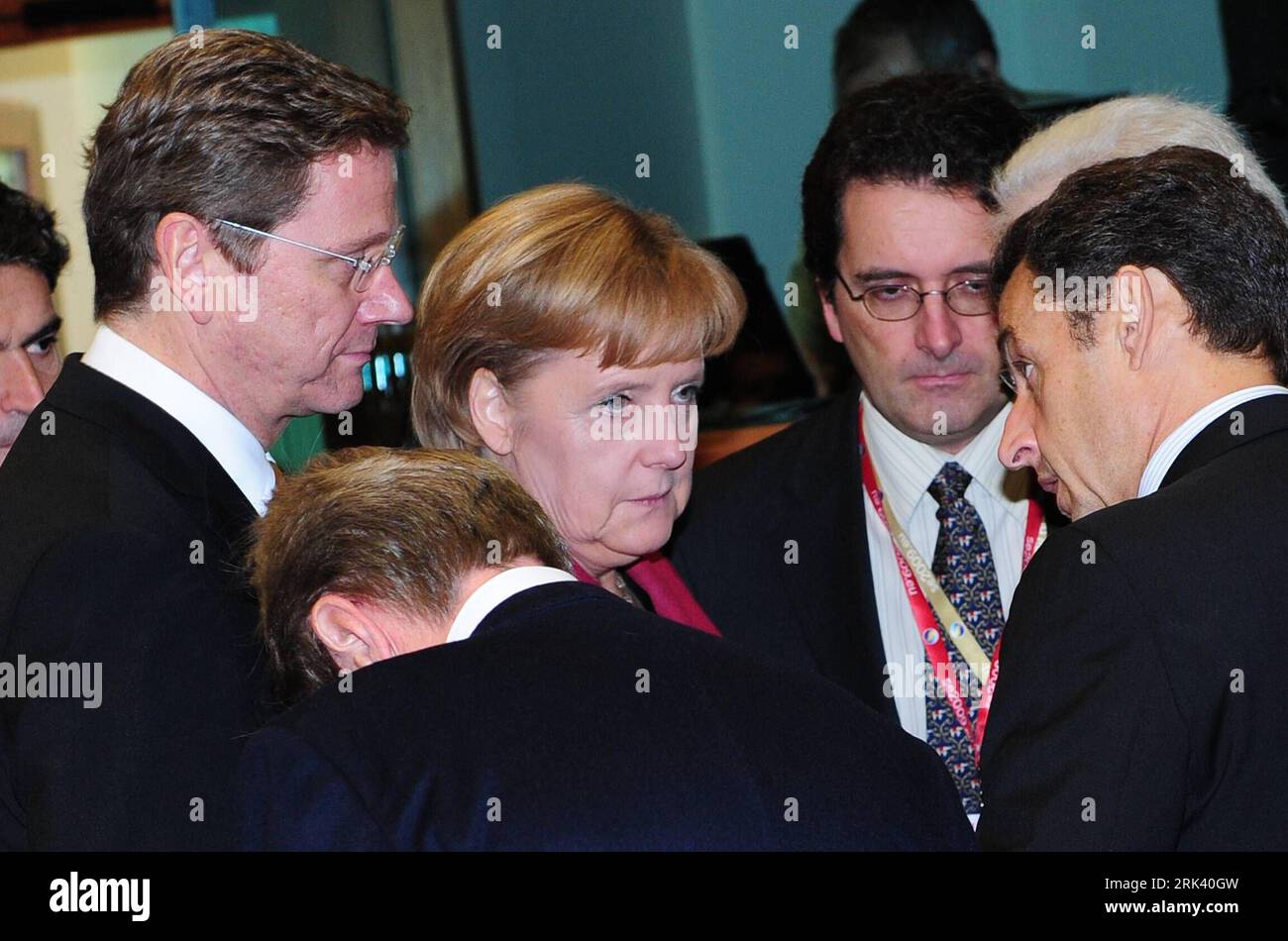 Bildnummer : 53565044 Datum : 30.10.2009 Copyright : imago/Xinhua (091030) -- BRUXELLES, 30 octobre 2009 (Xinhua) -- le vice-chancelier allemand et ministre des Affaires étrangères Guido Westerwelle (G) et la chancelière allemande Angela Merkel s'entretiennent avec le président français Nicolas Sarkozy lors du sommet de l'Union européenne (UE) à Bruxelles, capitale de la Belgique, le 30 octobre 2009. Les dirigeants de 27 États membres de l'UE ont tenu un sommet de deux jours depuis jeudi pour discuter du changement climatique, du financement, des questions institutionnelles et économiques de l'UE. (Xinhua/Wu Wei) (zhs) (9)BELGIQUE-BRUXELLES-UE SOMMET DEUX PUBLICATIONxNOTxINxCHN People Politik eu Gipfel kb Banque D'Images
