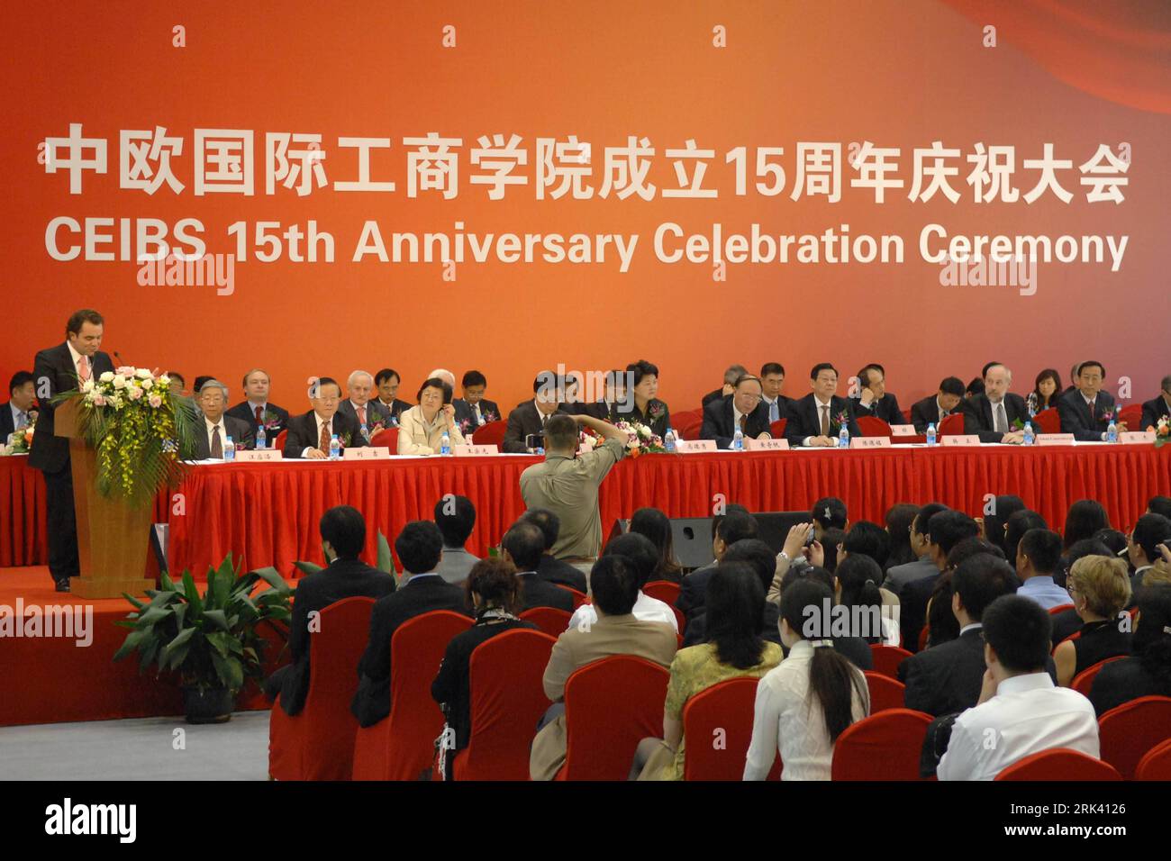 Bildnummer : 53566184 Datum : 31.10.2009 Copyright : imago/Xinhua des invités distingués sont présents à la cérémonie de célébration du 15e anniversaire du CEIBS (China-European International Business College), à Shanghai, dans l'est de la Chine, le 31 octobre 2009. CEIBS est la première école de commerce dans le continent chinois recrutant des professeurs à l'échelle mondiale avec 95 pour cent de ses professeurs possédant un doctorat des meilleures écoles de commerce du monde. L'école est également la première école de commerce du continent à mettre en place un centre de développement de carrière pour servir les diplômés de MBA, échangeant des étudiants de MBA avec des homologues prestigieux à l'étranger, o Banque D'Images