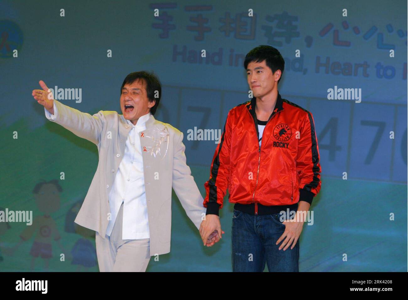 Bildnummer : 53573432 Datum : 02.11.2009 Copyright : imago/Xinhua Jackie Chan (L) et Liu Xiang se présentent à une fête de charité tenue dans la municipalité de Shanghai de l'est de la Chine, le 2 novembre 2009. Les fonds collectés lors de la fête caritative seront versés à la Fondation chinoise pour la prévention des MST et du SIDA et serviront à aider les orphelins du SIDA dans des endroits tels que le Yunnan, le Hubei, l'Anhui et le Xinjiang. (Xinhua/Zhu Liangcheng) (zsc) (5)CHINA-SHANGHAI-LIU XIANG-JACKIE CHAN-CHARITY PARTY (CN) PUBLICATIONxNOTxINxCHN People film kbdig xkg 2009 quer Bildnummer 53573432 Date 02 11 2009 Copyright Imago XINHUA Jacki Banque D'Images Bildnummer : 53573432 Datum : 02.11.2009 Copyright : imago/Xinhua Jackie Chan (L) et Liu Xiang se présentent à une fête de charité tenue dans la municipalité de Shanghai de l'est de la Chine, le 2 novembre 2009. Les fonds collectés lors de la fête caritative seront versés à la Fondation chinoise pour la prévention des MST et du SIDA et serviront à aider les orphelins du SIDA dans des endroits tels que le Yunnan, le Hubei, l'Anhui et le Xinjiang. (Xinhua/Zhu Liangcheng) (zsc) (5)CHINA-SHANGHAI-LIU XIANG-JACKIE CHAN-CHARITY PARTY (CN) PUBLICATIONxNOTxINxCHN People film kbdig xkg 2009 quer Bildnummer 53573432 Date 02 11 2009 Copyright Imago XINHUA Jacki Banque D'Images