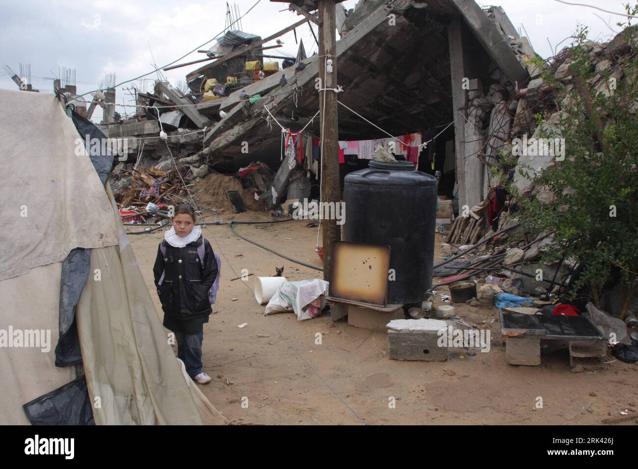 Bildnummer : 53575285 Datum : 03.11.2009 Copyright : imago/Xinhua (091103) -- GAZA, 3 novembre 2009 (Xinhua) -- Une jeune fille palestinienne sort de son abri temporaire dans le nord de la bande de Gaza, 3 novembre 2009. De nombreuses maisons ont été détruites lors de l'offensive israélienne de décembre 2008 à janvier 2009. En outre, les matériaux nécessaires aux travaux de reconstruction n'ont pas pu atteindre la zone en raison du blocus. Alors que l’hiver arrive, des milliers de Palestiniens ne pouvaient vivre que dans des tentes comme abris temporaires. (Xinhua/Khaled Omar) (zhs) (5)GAZA-WINTER-TENTS PUBLICATIONxNOTxINxCHN Palästinenser Gazastreifen Streifen Zeltlager Z Banque D'Images