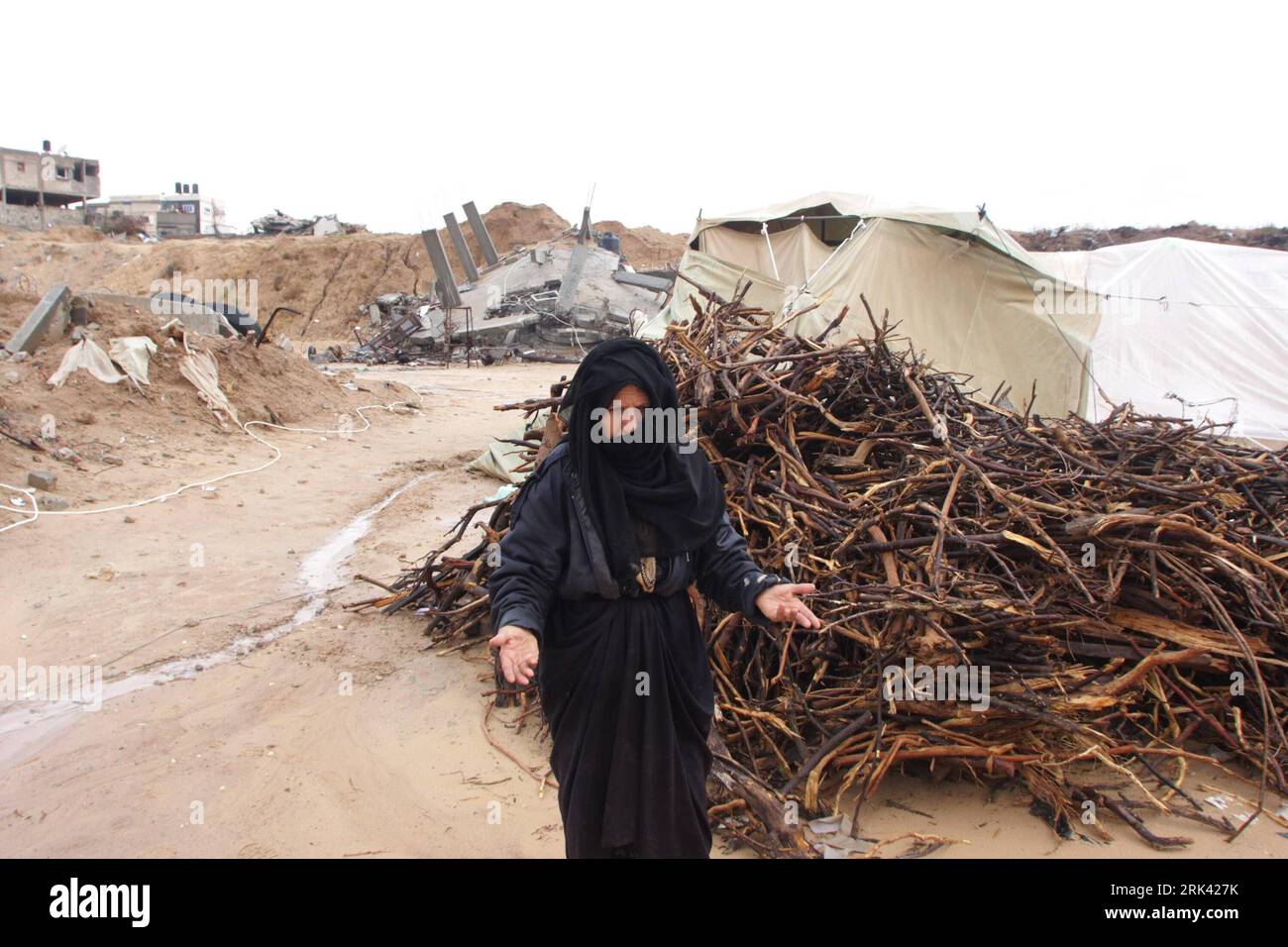 Bildnummer : 53575281 Datum : 03.11.2009 Copyright : imago/Xinhua (091103) -- GAZA, 3 novembre 2009 (Xinhua) -- Une palestinienne réagit en voyant son environnement de vie dans le nord de la bande de Gaza, 3 novembre 2009. De nombreuses maisons ont été détruites lors de l'offensive israélienne de décembre 2008 à janvier 2009. En outre, les matériaux nécessaires aux travaux de reconstruction n'ont pas pu atteindre la zone en raison du blocus. Alors que l’hiver arrive, des milliers de Palestiniens ne pouvaient vivre que dans des tentes comme abris temporaires. (Xinhua/Khaled Omar) (zhs) (2)GAZA-WINTER-TENTS PUBLICATIONxNOTxINxCHN Palästinenser Gazastreifen Ruinen zerstörte Hä Banque D'Images