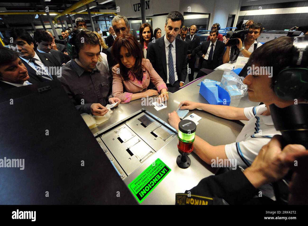 Bildnummer : 53579381 Datum : 04.11.2009 Copyright : imago/Xinhua la présidente de l'Argentine Cristina Fernandez de Kirchner (3e L) inspecte le travail de distribution d'une nouvelle génération de cartes d'identité à Buenos Aires, le 4 novembre 2009. Une nouvelle génération de cartes d'identité avec des fonctions de reconnaissance numérique émises par le gouvernement a été distribuée aux Argentins âgés de plus de 16 ans mercredi. (Xinhua/Cesar Auspitz) (zhs) (2)ARGENTINE-NOUVELLE CARTE d'identité PUBLICATIONxNOTxINxCHN People Politik kbdig xsk 2009 quer o00 de Kirchner 53579381 Date 04 11 2009 Copyright Imago XINHUA Argentine S Présidente Cristina Fernandez Banque D'Images