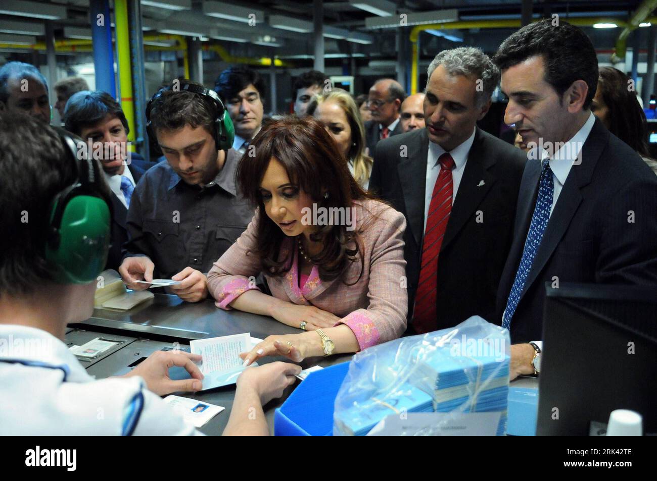 Bildnummer : 53579380 Datum : 04.11.2009 Copyright : imago/Xinhua la présidente de l'Argentine Cristina Fernandez de Kirchner (3rd R) inspecte le travail de distribution d'une nouvelle génération de cartes d'identité à Buenos Aires, le 4 novembre 2009. Une nouvelle génération de cartes d'identité avec des fonctions de reconnaissance numérique émises par le gouvernement a été distribuée aux Argentins âgés de plus de 16 ans mercredi. (Xinhua/Cesar Auspitz) (zhs) (3)ARGENTINE-NOUVELLE CARTE d'identité PUBLICATIONxNOTxINxCHN People Politik kbdig xsk 2009 quer o00 de Kirchner 53579380 Date 04 11 2009 Copyright Imago XINHUA Argentine S Présidente Cristina Fernandez Banque D'Images