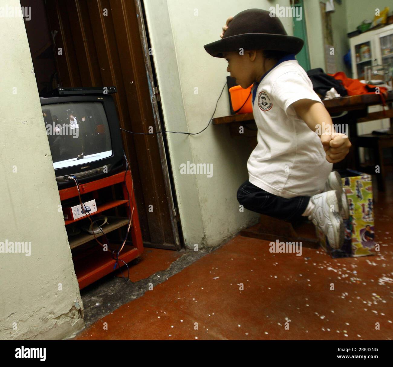 Bildnummer : 53584909 Datum : 30.10.2009 Copyright : imago/Xinhua (091107) -- BARQUISIMETO, 7 novembre 2009 (Xinhua) -- Jose Manuel Sanchez Aguero, un garçon de cinq ans, imite Michael Jackson chez lui à Barquisimeto, Venezuela, 30 octobre 2009. Jose père Miguel Angel Sanchez est un technicien et un hôte à temps partiel pour les fêtes d enfants, ce qui donne un bon exemple à son fils. Bien que calme et timide en classe, Jose a maintenant appris à faire de la magie et de la danse dans les fêtes d enfants. Michael Jackson est l idole préférée de Jose et il est tout à fait à imiter la pop star. Je serai aussi célèbre que Michael Soone Banque D'Images