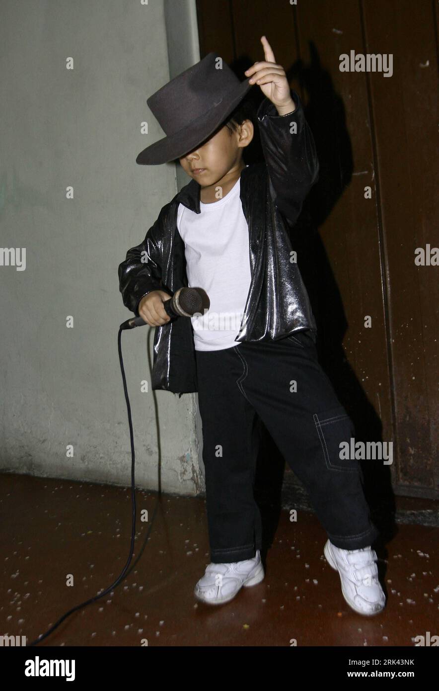 Bildnummer : 53584904 Datum : 30.10.2009 Copyright : imago/Xinhua (091107) -- BARQUISIMETO, 7 novembre 2009 (Xinhua) -- Jose Manuel Sanchez Aguero, un garçon de cinq ans, imite Michael Jackson chez lui à Barquisimeto, Venezuela, 30 octobre 2009. Jose père Miguel Angel Sanchez est un technicien et un hôte à temps partiel pour les fêtes d enfants, ce qui donne un bon exemple à son fils. Bien que calme et timide en classe, Jose a maintenant appris à faire de la magie et de la danse dans les fêtes d enfants. Michael Jackson est l idole préférée de Jose et il est tout à fait à imiter la pop star. Je serai aussi célèbre que Michael Soone Banque D'Images