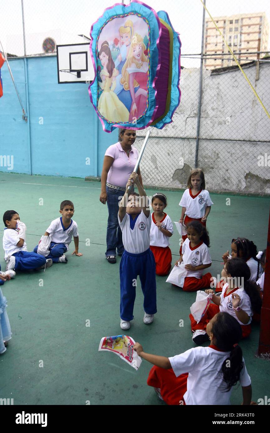 Bildnummer : 53584914 Datum : 30.10.2009 Copyright : imago/Xinhua (091107) -- BARQUISIMETO, 7 novembre 2009 (Xinhua) -- Jose Manuel Sanchez Aguero (C), un garçon de cinq ans, frappe pinata, un sac plein de bonbons, lors d'une fête d'anniversaire de camarade de classe à l'école de Barquisimeto, Venezuela, le 30 octobre 2009. Jose père Miguel Angel Sanchez est un technicien et un hôte à temps partiel pour les fêtes d enfants, ce qui donne un bon exemple à son fils. Bien que calme et timide en classe, Jose a maintenant appris à faire de la magie et de la danse dans les fêtes d enfants. Michael Jackson est l'idole préférée de Jose et il est tout à fait sur imi Banque D'Images