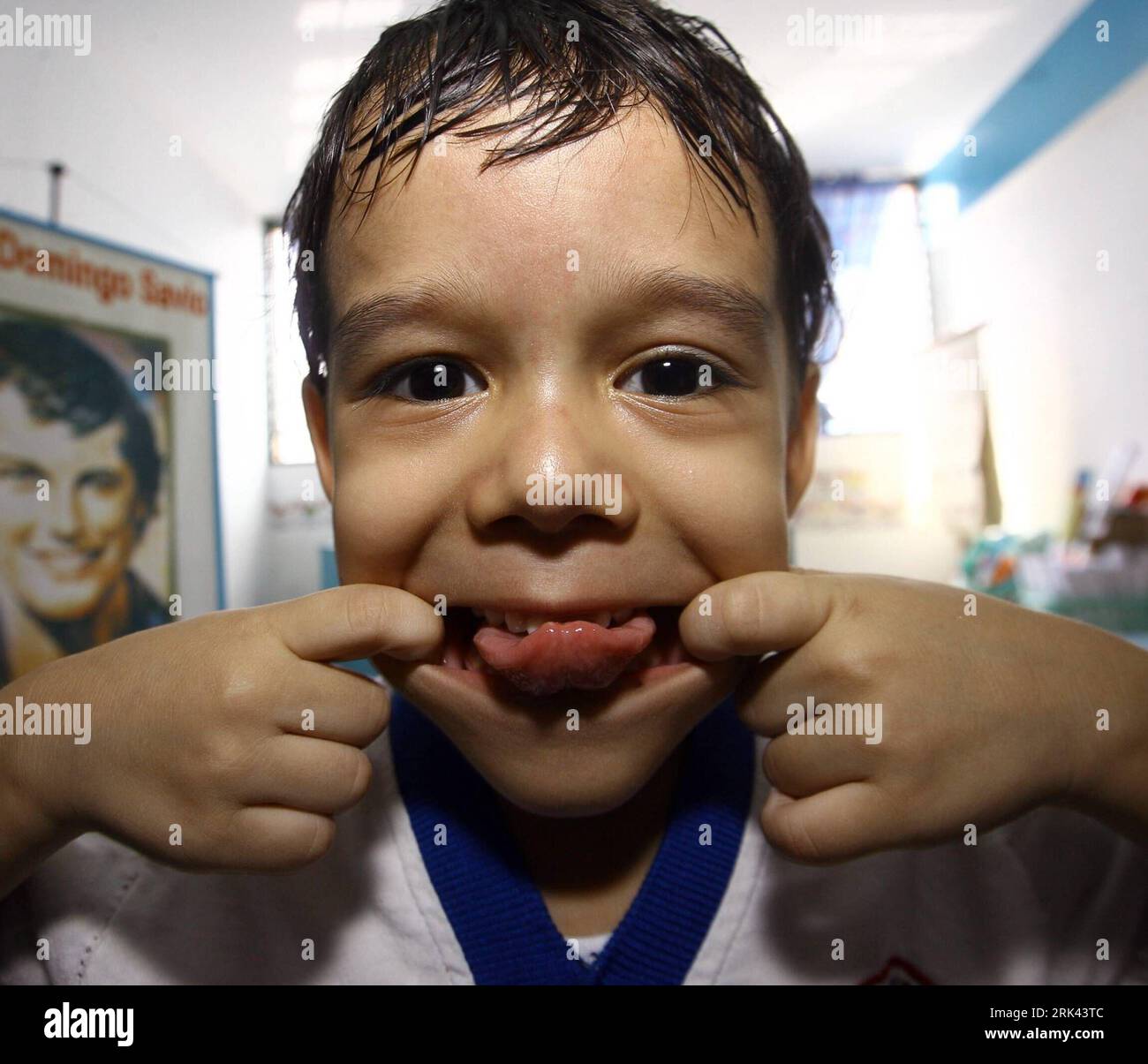 Bildnummer : 53584894 Datum : 30.10.2009 Copyright : imago/Xinhua (091107) -- BARQUISIMETO, 7 novembre 2009 (Xinhua) -- Jose Manuel Sanchez Aguero, un garçon de cinq ans, grimaque devant la caméra à Barquisimeto, Venezuela, 30 octobre 2009. Jose père Miguel Angel Sanchez est un technicien et un hôte à temps partiel pour les fêtes d enfants, ce qui donne un bon exemple à son fils. Bien que calme et timide en classe, Jose a maintenant appris à faire de la magie et de la danse dans les fêtes d enfants. Michael Jackson est l idole préférée de Jose et il est tout à fait à imiter la pop star. Je serai aussi célèbre que Michael plus tôt Banque D'Images
