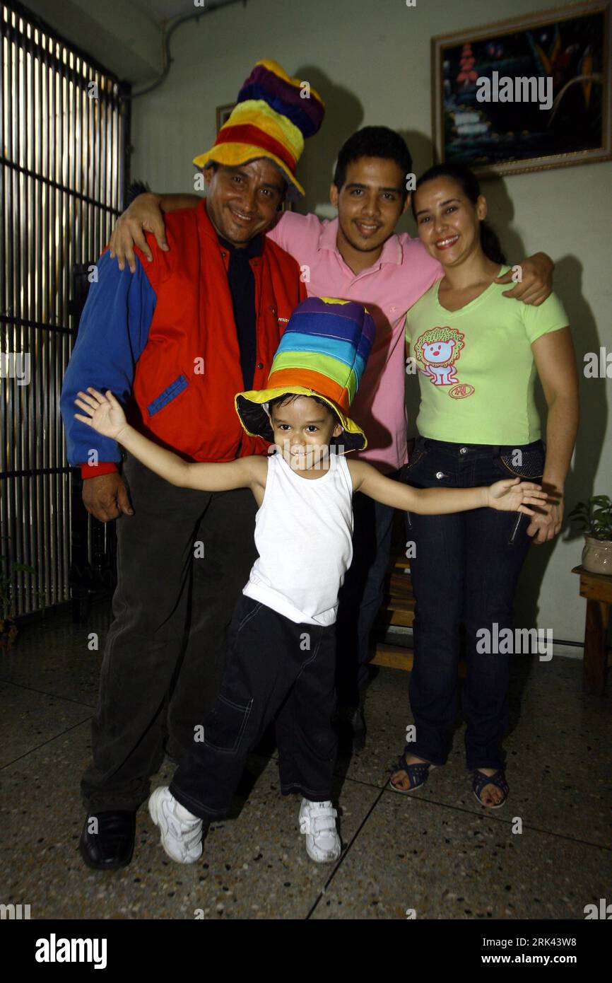 Bildnummer : 53584918 Datum : 30.10.2009 Copyright : imago/Xinhua (091107) -- BARQUISIMETO, 7 novembre 2009 (Xinhua) -- Jose Manuel Sanchez Aguero (Front), un garçon de cinq ans, pose pour des photos avec son père (L), oncle et mère à la maison à Barquisimeto, Venezuela, 30 octobre 2009. Jose père Miguel Angel Sanchez est un technicien et un hôte à temps partiel pour les fêtes d enfants, ce qui donne un bon exemple à son fils. Bien que calme et timide en classe, Jose a maintenant appris à faire de la magie et de la danse dans les fêtes d enfants. Michael Jackson est l'idole préférée de Jose et il est tout à fait à imiter la pop St Banque D'Images