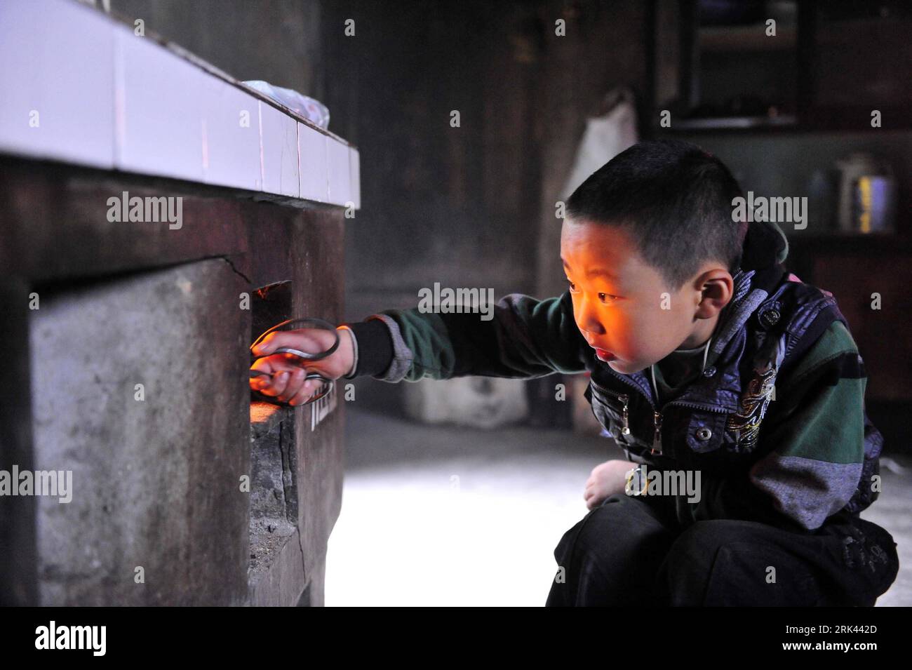 Bildnummer : 53585250 Datum : 11.10.2009 Copyright : imago/Xinhua (091108) -- ENSHI, 8 novembre 2009 (Xinhua) -- Zhu Xu aide sa grand-mère à préparer le dîner à la maison dans le comté de Xianfeng à Enshi, province du Hubei en Chine centrale, 11 octobre 2009. Zhu Xu, âgé de huit ans, était élève de 3e année de l'école primaire Boyangping Nationality. Un enfant comme lui était censé vivre heureux avec ses parents, mais dans sa mémoire, il n'avait pas un tel bonheur. Son père Zhu Gang avait quitté la maison pour chercher du travail depuis 1994. En 2001, après la naissance de Zhu Xu, sa mère est également allée travailler à Chongqing, dans le sud-ouest de la Chine. Zhu pouvait le faire Banque D'Images