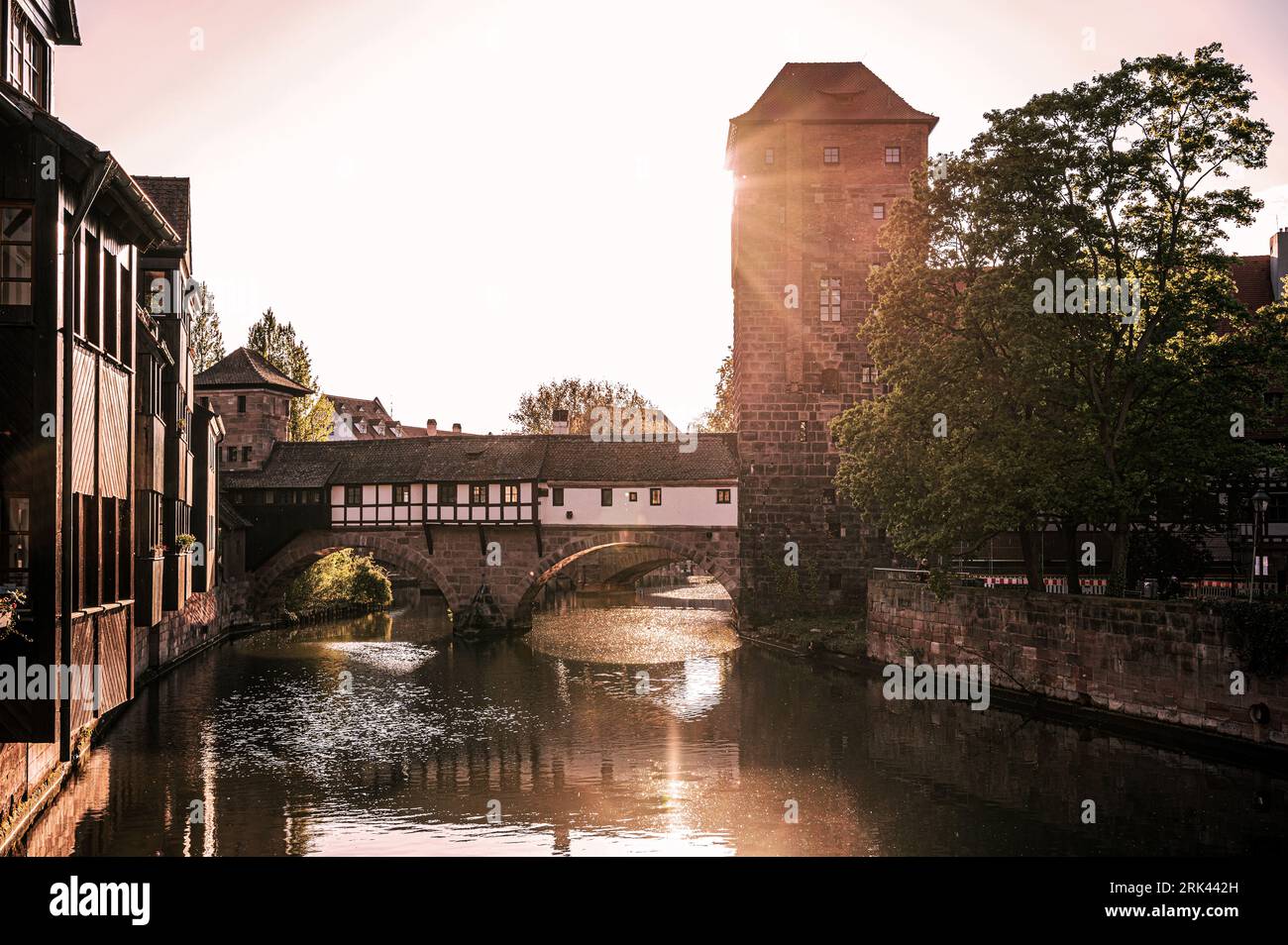 Coucher de soleil sur le vieux pont médiéval au-dessus de la rivière Pegnitz à Nuremberg, Allemagne. Pont du Hangman. Banque D'Images