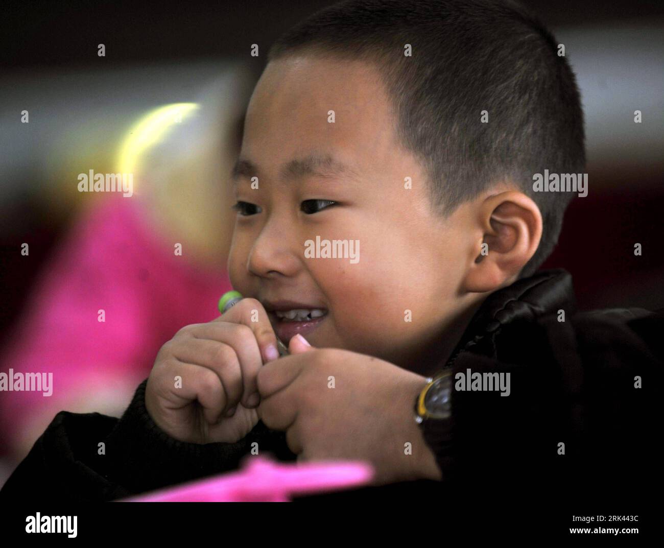 Bildnummer : 53585235 Datum : 12.10.2009 Copyright : imago/Xinhua (091108) -- ENSHI, 8 novembre 2009 (Xinhua) -- Zhu Xu assiste à un cours dans le comté de Xianfeng d'Enshi, province du Hubei en Chine centrale, 12 octobre 2009. Zhu Xu, âgé de huit ans, était élève de 3e année de l'école primaire Boyangping Nationality. Un enfant comme lui était censé vivre heureux avec ses parents, mais dans sa mémoire, il n'avait pas un tel bonheur. Son père Zhu Gang avait quitté la maison pour chercher du travail depuis 1994. En 2001, après la naissance de Zhu Xu, sa mère est également allée travailler à Chongqing, dans le sud-ouest de la Chine. Zhu ne pouvait les voir qu'une seule fois dans un oui Banque D'Images