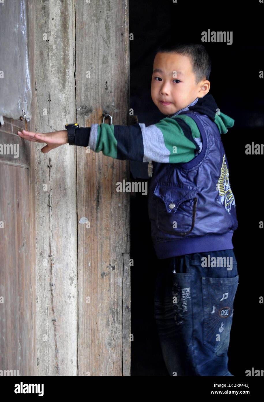 Bildnummer : 53585251 Datum : 11.10.2009 Copyright : imago/Xinhua (091108) -- ENSHI, 8 novembre 2009 (Xinhua) -- Zhu Xu ouvre la porte à la maison dans le comté de Xianfeng à Enshi, province du Hubei en Chine centrale, 11 octobre 2009. Zhu Xu, âgé de huit ans, était élève de 3e année de l'école primaire Boyangping Nationality. Un enfant comme lui était censé vivre heureux avec ses parents, mais dans sa mémoire, il n'avait pas un tel bonheur. Son père Zhu Gang avait quitté la maison pour chercher du travail depuis 1994. En 2001, après la naissance de Zhu Xu, sa mère est également allée travailler à Chongqing, dans le sud-ouest de la Chine. Zhu ne pouvait les voir qu'une fois moi Banque D'Images