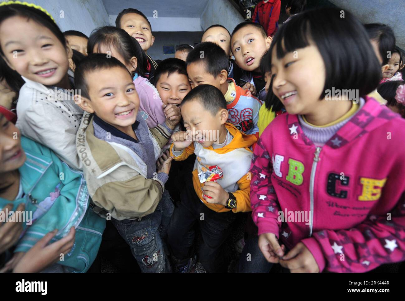 Bildnummer : 53585244 Datum : 12.10.2009 Copyright : imago/Xinhua (091108) -- ENSHI, 8 novembre 2009 (Xinhua) -- Zhu Xu (2e R, front) joue avec ses camarades de classe dans le comté de Xianfeng d'Enshi, province du Hubei, en Chine centrale, 12 octobre 2009. Zhu Xu, âgé de huit ans, était élève de 3e année de l'école primaire Boyangping Nationality. Un enfant comme lui était censé vivre heureux avec ses parents, mais dans sa mémoire, il n'avait pas un tel bonheur. Son père Zhu Gang avait quitté la maison pour chercher du travail depuis 1994. En 2001, après la naissance de Zhu Xu, sa mère est également allée travailler à Chongqing, dans le sud-ouest de la Chine. Zhu pouvait le faire Banque D'Images