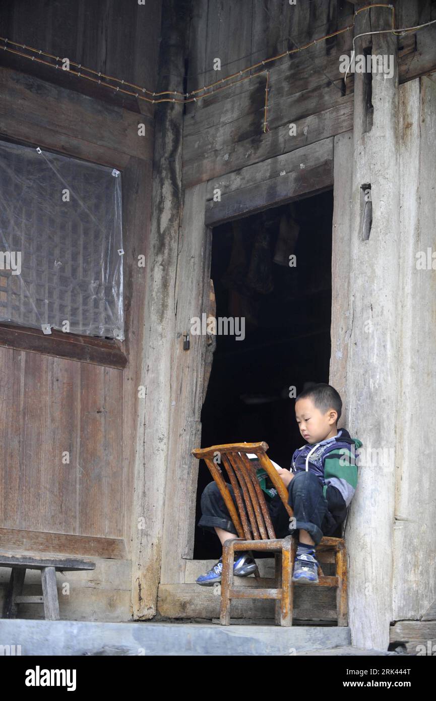 Bildnummer : 53585243 Datum : 11.10.2009 Copyright : imago/Xinhua (091108) -- ENSHI, 8 novembre 2009 (Xinhua) -- Zhu Xu lit un livre à la maison à Enshi, province du Hubei en Chine centrale, 11 octobre 2009. Zhu Xu, âgé de huit ans, était élève de 3e année de l'école primaire Boyangping Nationality. Un enfant comme lui était censé vivre heureux avec ses parents, mais dans sa mémoire, il n'avait pas un tel bonheur. Son père Zhu Gang avait quitté la maison pour chercher du travail depuis 1994. En 2001, après la naissance de Zhu Xu, sa mère est également allée travailler à Chongqing, dans le sud-ouest de la Chine. Zhu ne pouvait les voir qu'une fois par an. Dans le moun Banque D'Images