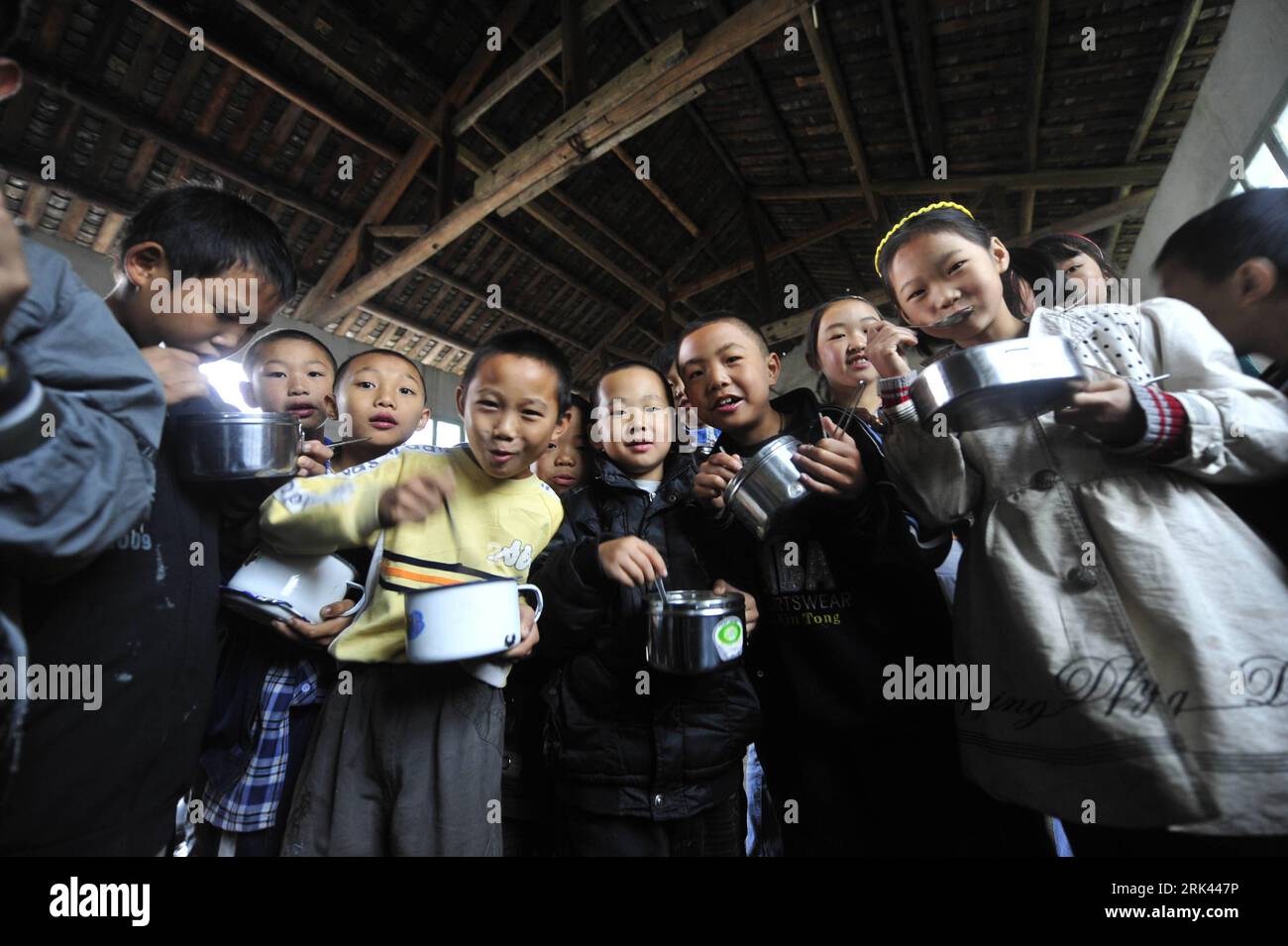 Bildnummer : 53585257 Datum : 12.10.2009 Copyright : imago/Xinhua (091108) -- ENSHI, 8 novembre 2009 (Xinhua) -- Zhu Xu et ses camarades de classe dînent à la cantine de l'école dans le comté de Xianfeng à Enshi, province du Hubei en Chine centrale, 12 octobre 2009. Zhu Xu, âgé de huit ans, était élève de 3e année de l'école primaire Boyangping Nationality. Un enfant comme lui était censé vivre heureux avec ses parents, mais dans sa mémoire, il n'avait pas un tel bonheur. Son père Zhu Gang avait quitté la maison pour chercher du travail depuis 1994. En 2001, après la naissance de Zhu Xu, sa mère est également allée au sud-ouest de la Chine à Chongqing pour y aller Banque D'Images